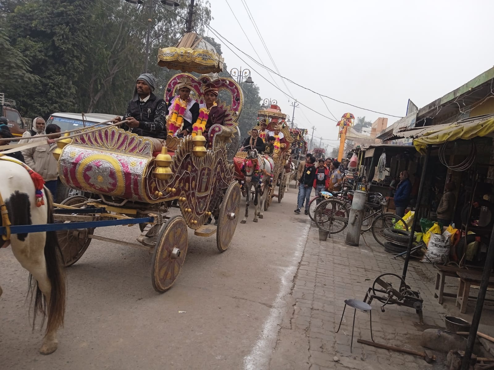 बीसलपुर अग्रवाल सभा भवन के वैवाहिक स्थल पर बैठे दूल्हे । संवाद बीसलपुर अग्रवाल सभा भवन के वैवाहिक स्थल पर बैठे दूल्हे । संवाद