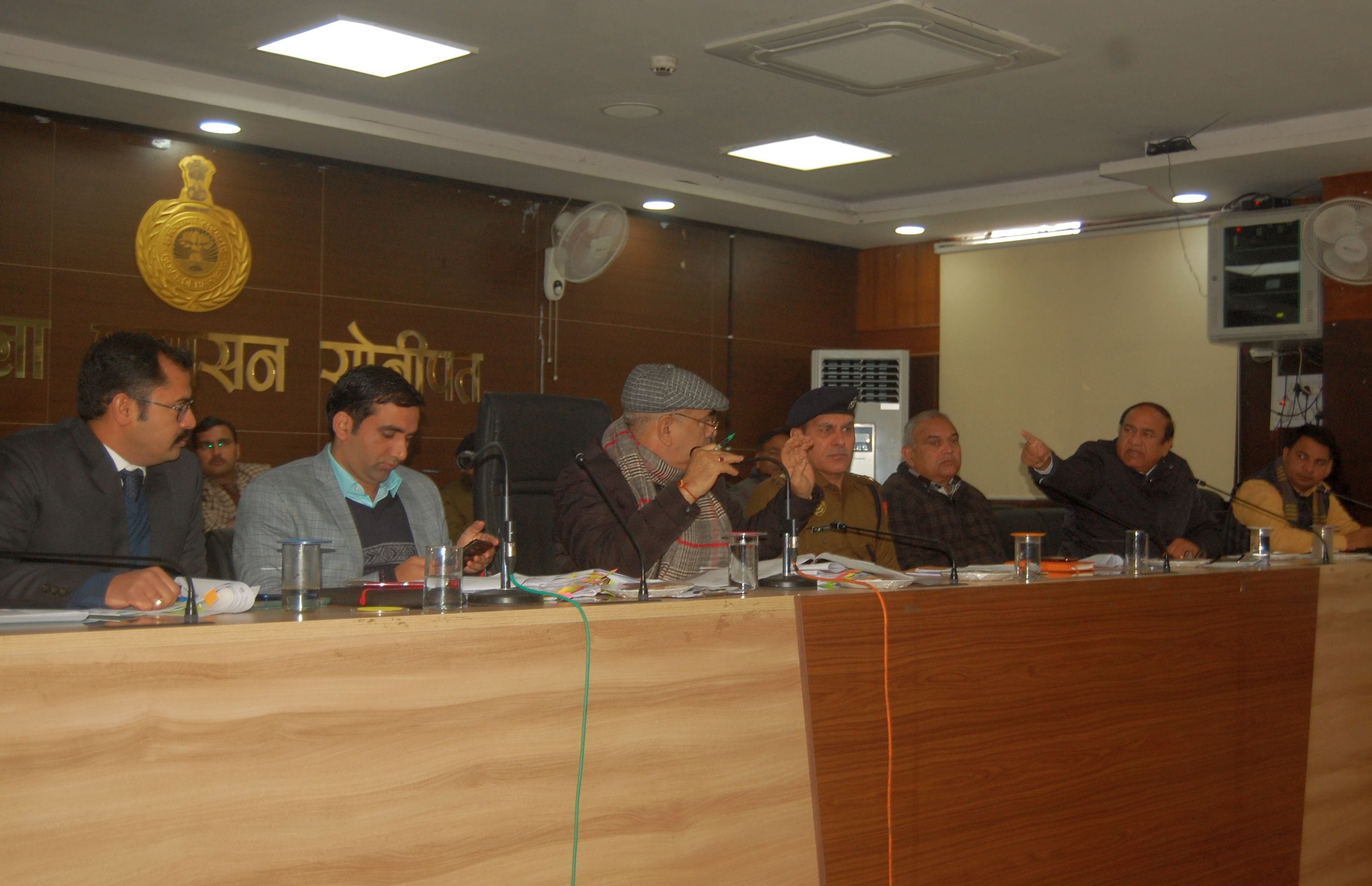 फोटो 16. सोनीपत लघु सचिवालय में जिला परिवाद एवं कष्ट निवारण समिति बैठक में परिवहन मंत्री के समक फोटो 16. सोनीपत लघु सचिवालय में जिला परिवाद एवं कष्ट निवारण समिति बैठक में परिवहन मंत्री के समक