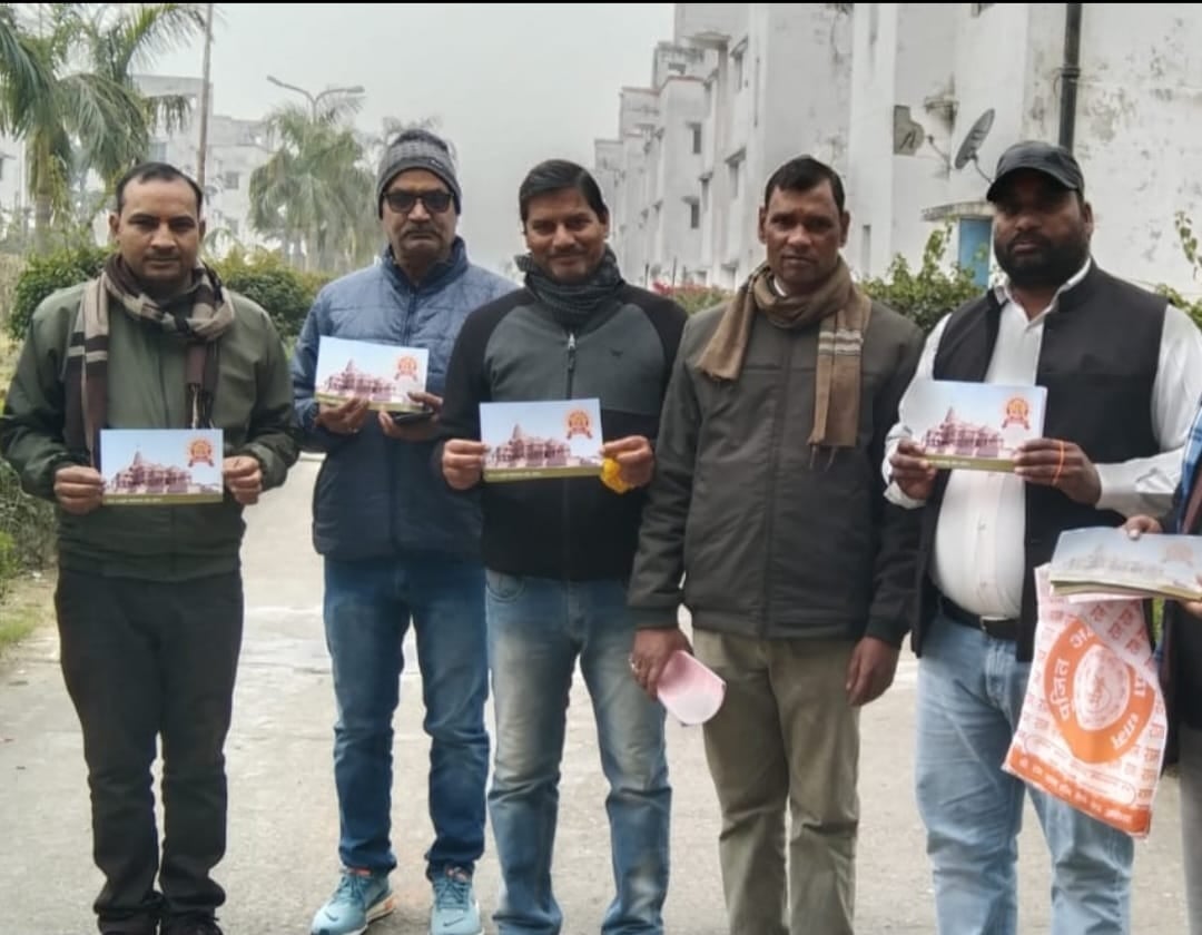 गांव दमुपुरा में अक्षत वितरण करते कार्यकर्ता । स्रोत - कार्यकर्ता