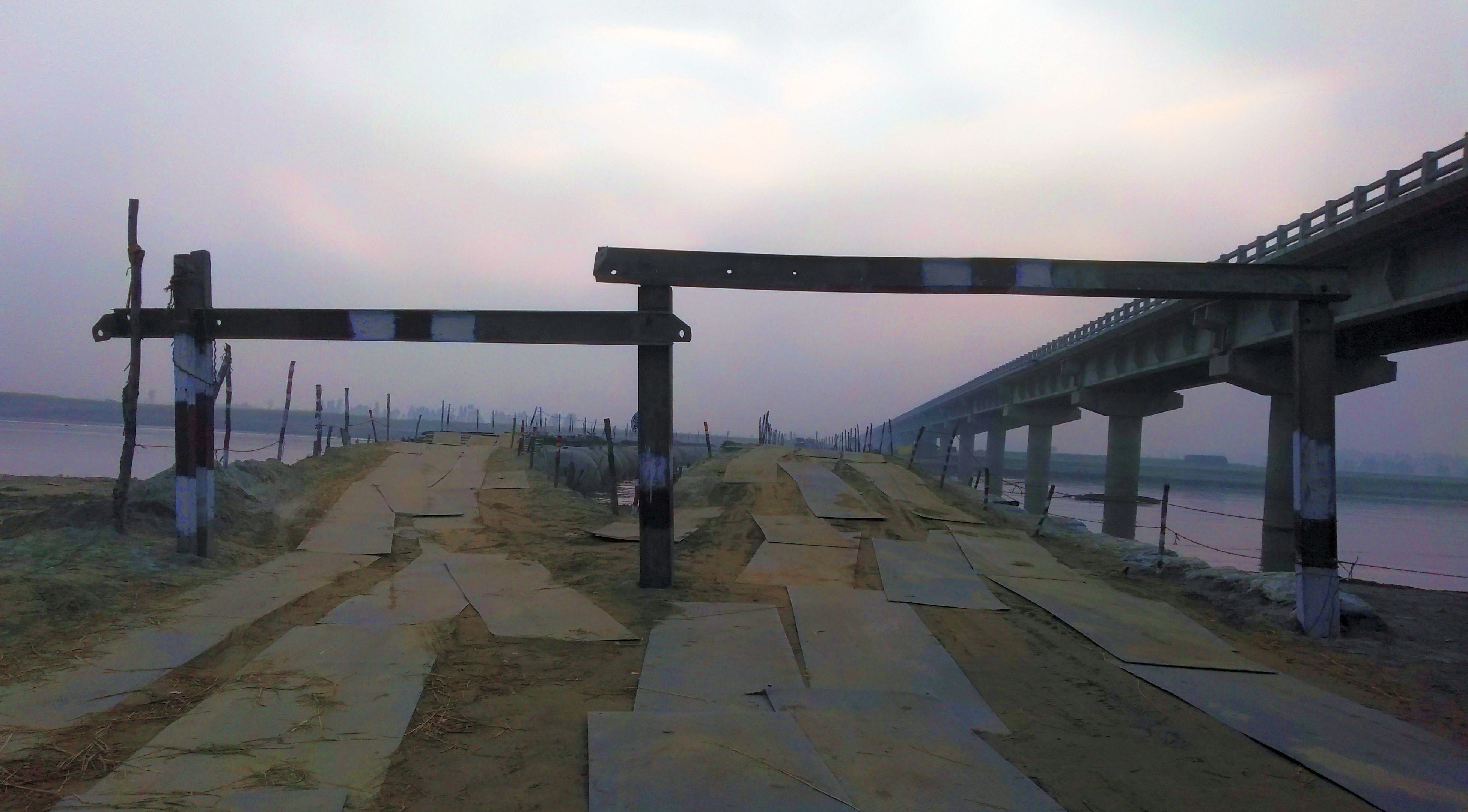 कोलाघाट पक्के पुल के पत्थरों में नहीं लगे रिफ्लेक्टर। संवाद