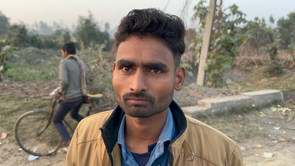 निगरानी करते वन कर्मी । संवाद
