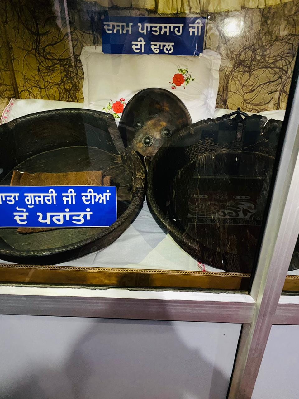 शहर के गुरुद्वारा श्री लखनौर साहिब में माता गुजरी कौर जी और श्री गुरु गोबिंद सिंह जी का रखा पलं शहर के गुरुद्वारा श्री लखनौर साहिब में माता गुजरी कौर जी और श्री गुरु गोबिंद सिंह जी का रखा पलं