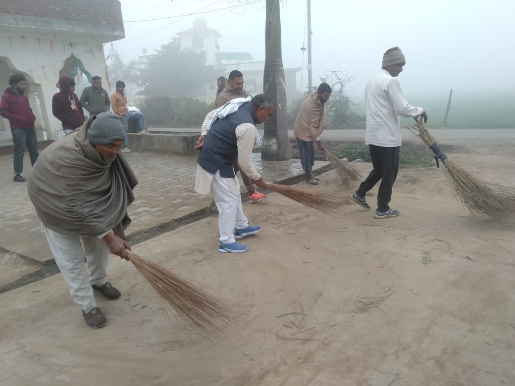 श्रीराम चन्द्र जी का पूजन करते श्रद्धालु।