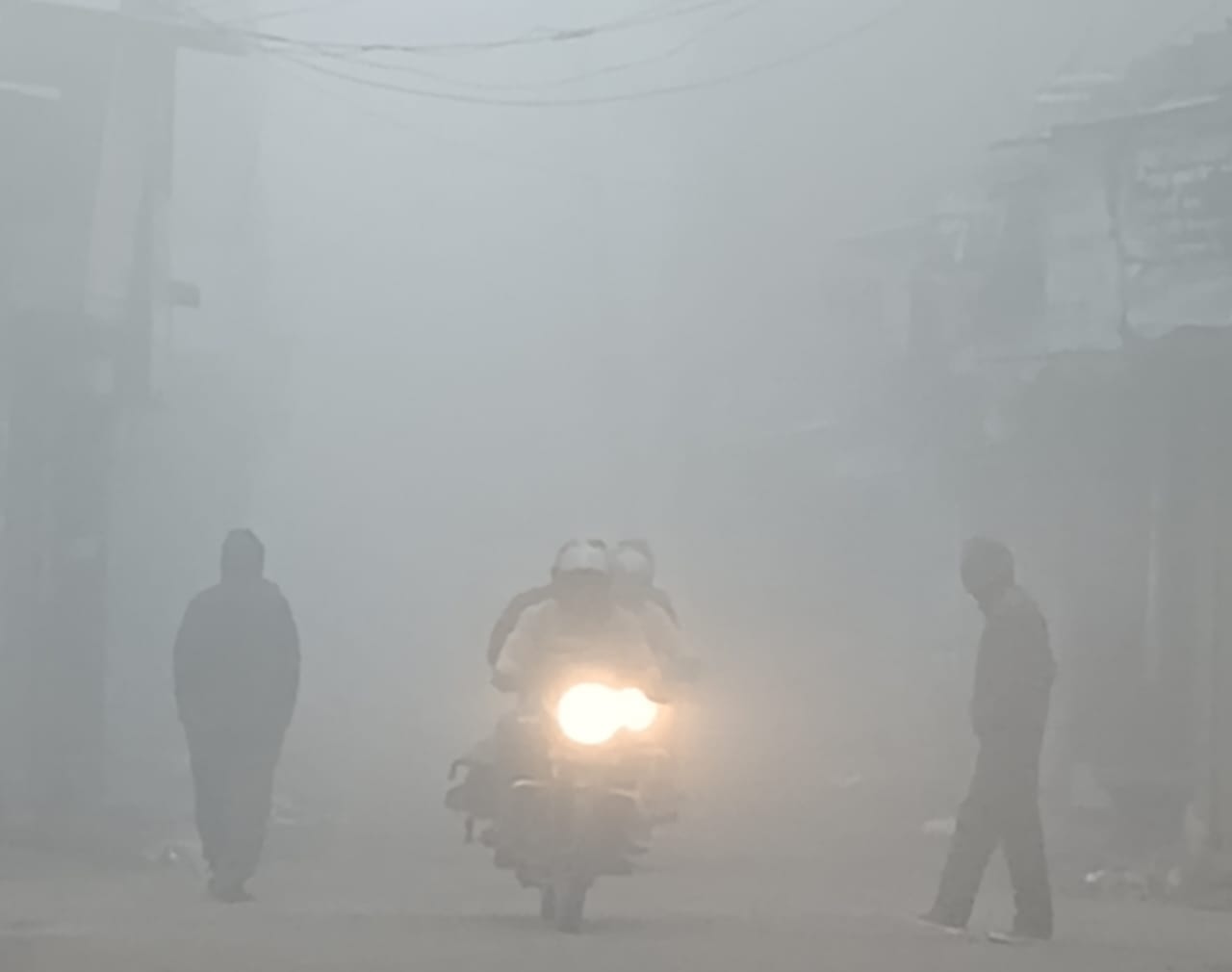 टूटा बोर्ड और नाले में गिरी पड़ी कार । संवाद टूटा बोर्ड और नाले में गिरी पड़ी कार । संवाद