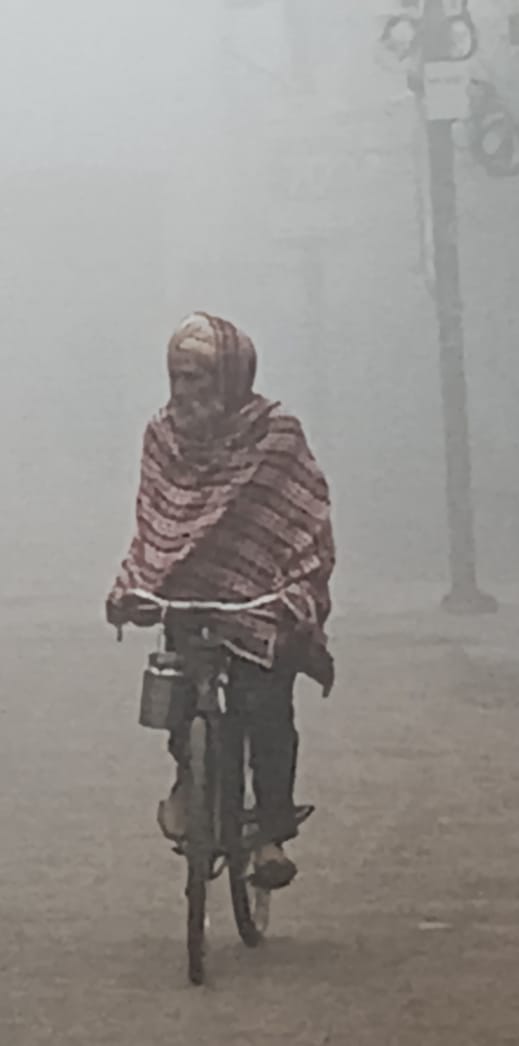 टूटा बोर्ड और नाले में गिरी पड़ी कार । संवाद टूटा बोर्ड और नाले में गिरी पड़ी कार । संवाद