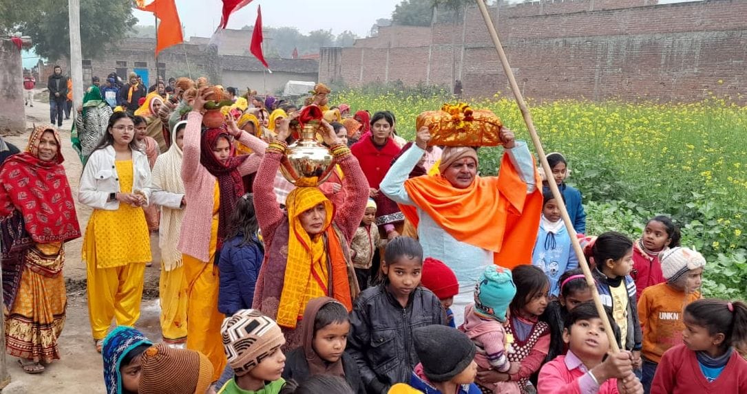 टेंवा बाजार में निकाली गई कलश यात्रा में शामिल छात्राएं।      संवाद