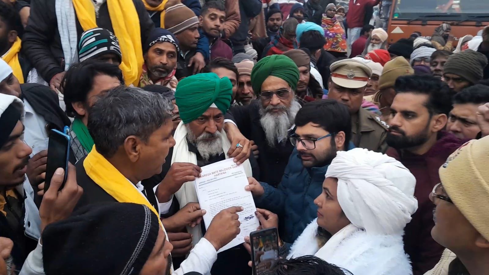 19जेएनडी33-मांगों को लेकर लघु सचिवालय के बाहर हाईवे जाम करते मनरेगा मजदूर। संवाद 19जेएनडी33-मांगों को लेकर लघु सचिवालय के बाहर हाईवे जाम करते मनरेगा मजदूर। संवाद