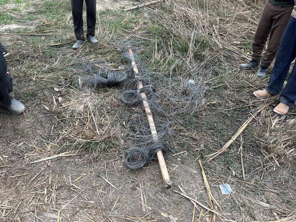 भारत नेपाल सीमा पिलर नंबर 28 के पास खडे ग्रामीण । संवाद भारत नेपाल सीमा पिलर नंबर 28 के पास खडे ग्रामीण । संवाद