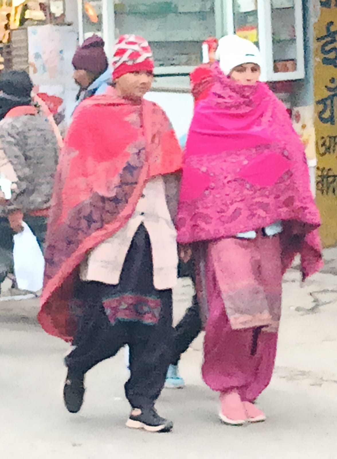 बाजार में सर्दी से बचाव कर जाते लोग । संवाद बाजार में सर्दी से बचाव कर जाते लोग । संवाद