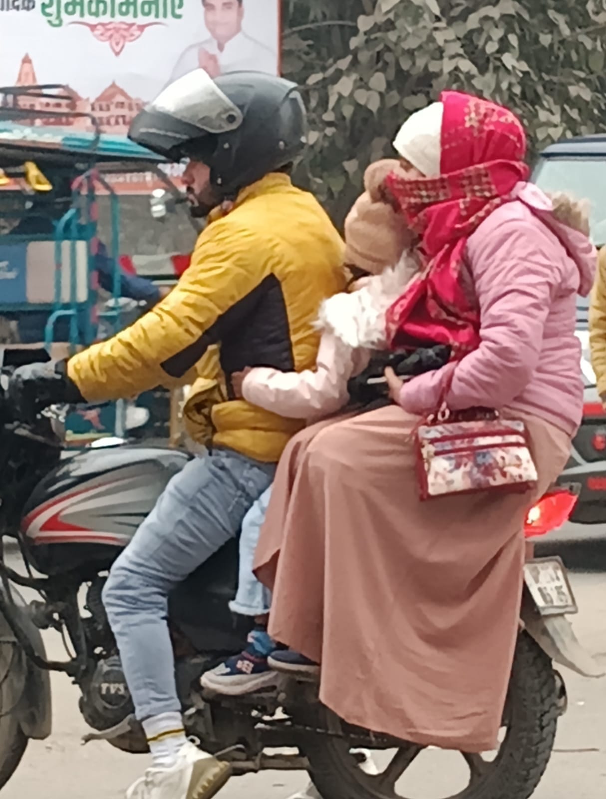 बाजार में सर्दी से बचाव कर जाते लोग । संवाद बाजार में सर्दी से बचाव कर जाते लोग । संवाद