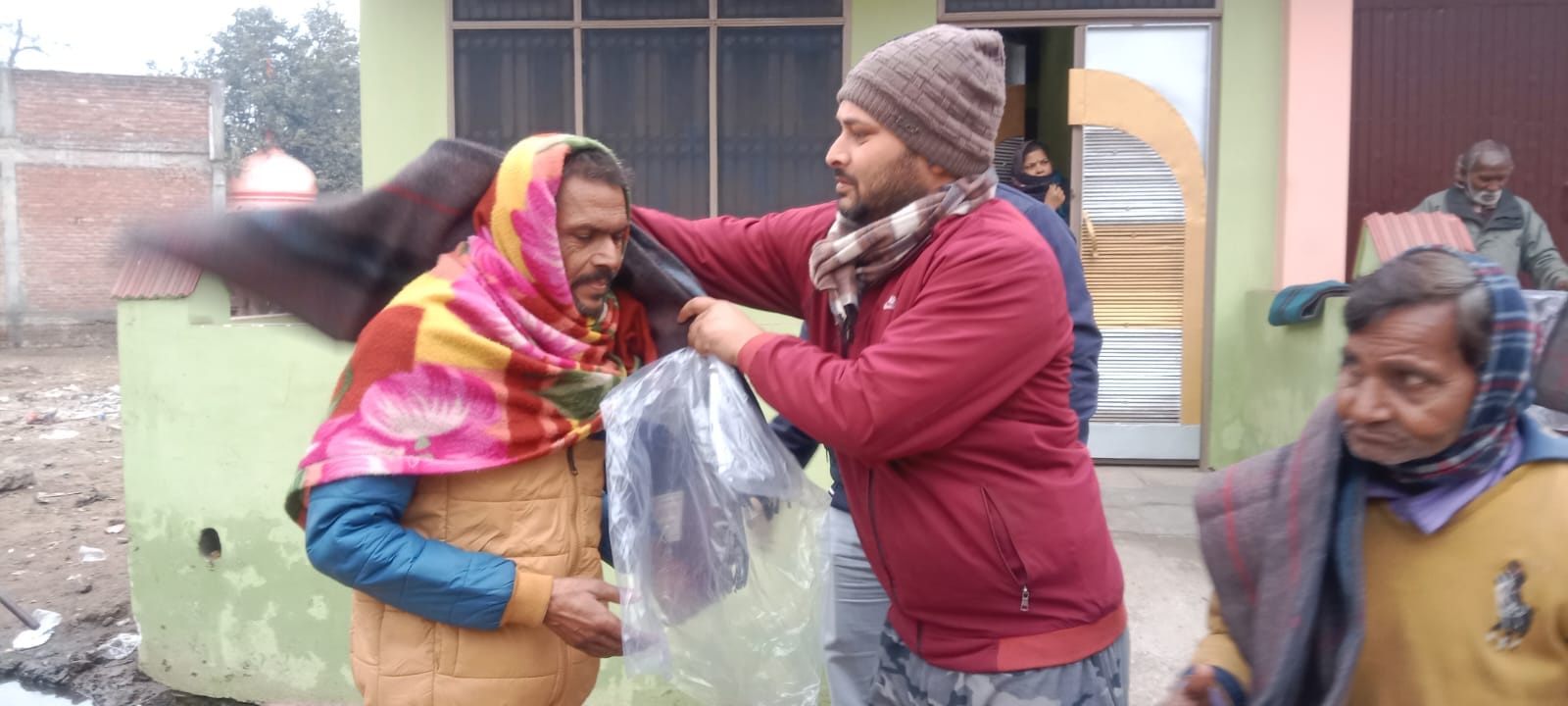 बाजार में सर्दी से बचाव कर जाते लोग । संवाद बाजार में सर्दी से बचाव कर जाते लोग । संवाद