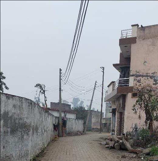 बिल्डिंग यूपी में है जिस जगह उपले पड़े हैं वह नाहर माजरी हरियाणा में है। संवाद बिल्डिंग यूपी में है जिस जगह उपले पड़े हैं वह नाहर माजरी हरियाणा में है। संवाद