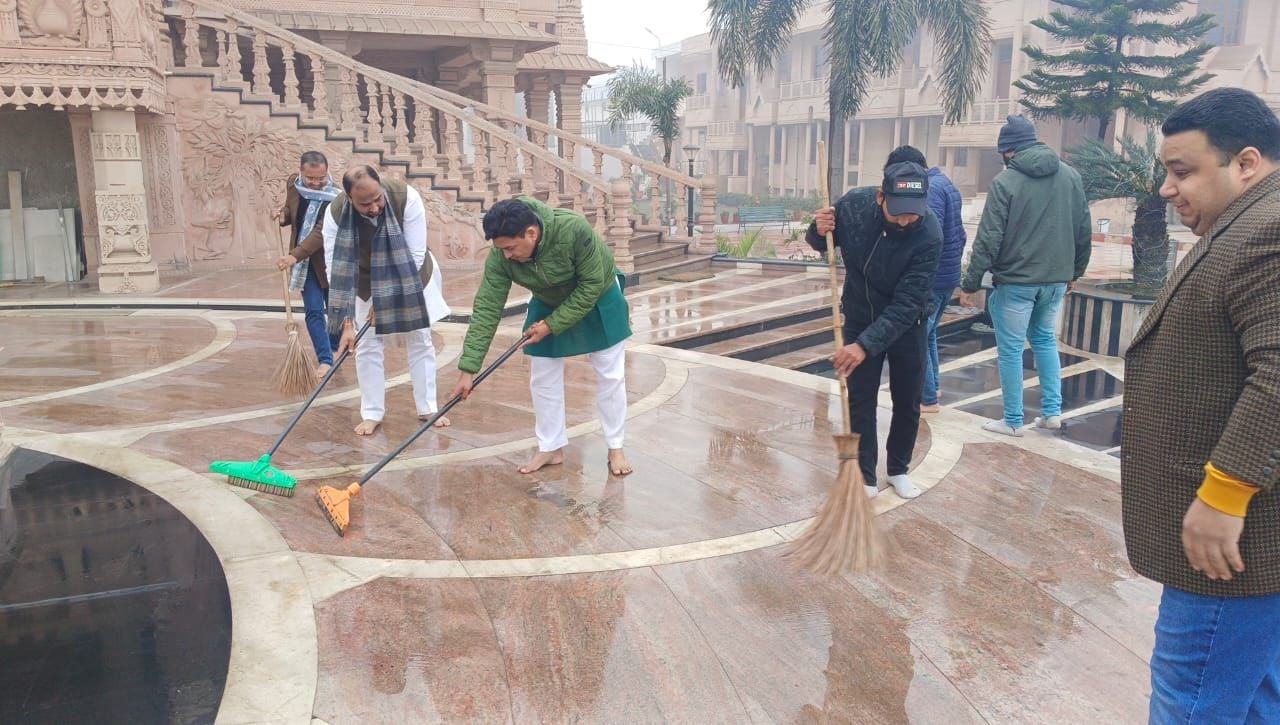 फोटो 16. सोनीपत के गन्नौर स्थित गुप्ति सागर धाम परिसर में सफाई करते दिल्ली के पूर्व मंत्री कपिल फोटो 16. सोनीपत के गन्नौर स्थित गुप्ति सागर धाम परिसर में सफाई करते दिल्ली के पूर्व मंत्री कपिल