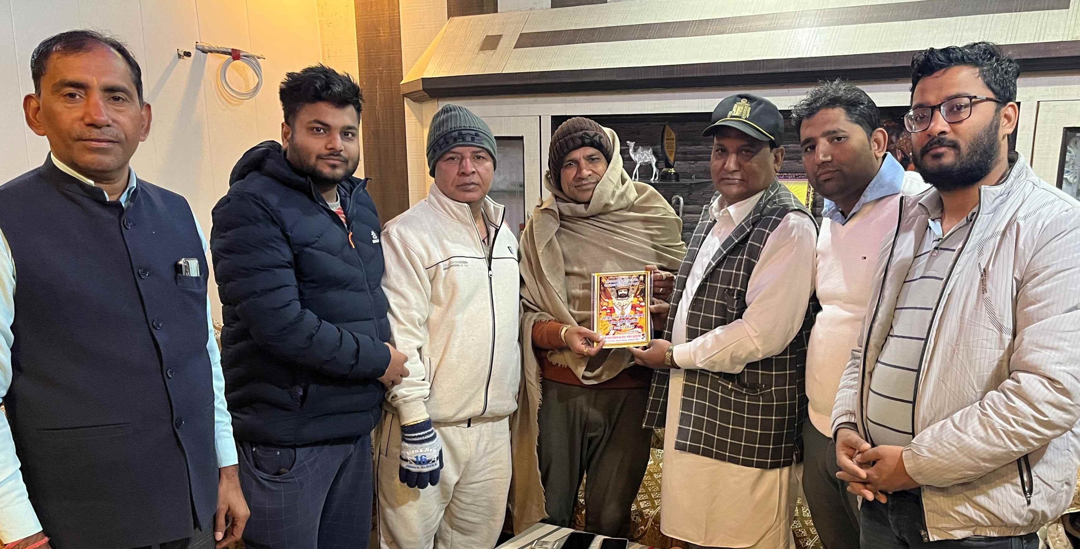 -फोटो 54 : समाजसेवी दिनेश कौशिक को ध्वजा यात्रा का निमंत्रण देते समिति सदस्य। -फोटो 54 : समाजसेवी दिनेश कौशिक को ध्वजा यात्रा का निमंत्रण देते समिति सदस्य।
