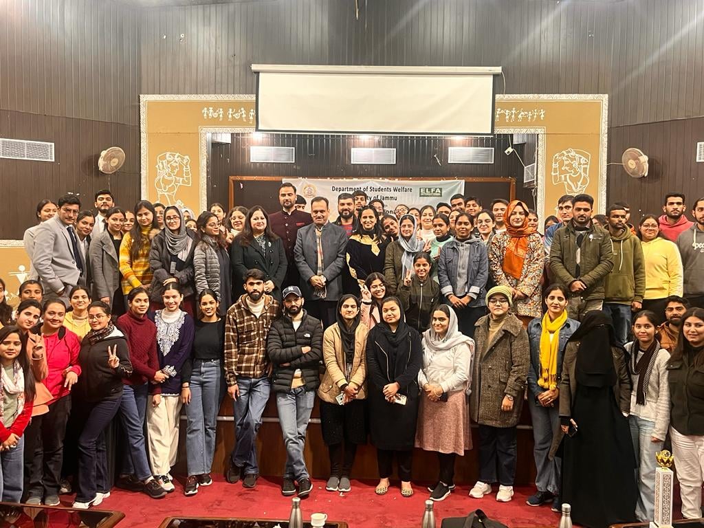 जम्मू विवि में प्रभावी संचार और नेतृत्व विषय पर आयोजित कार्यशाला में मौजूद छात्र एवं ईएलएफए इंट जम्मू विवि में प्रभावी संचार और नेतृत्व विषय पर आयोजित कार्यशाला में मौजूद छात्र एवं ईएलएफए इंट