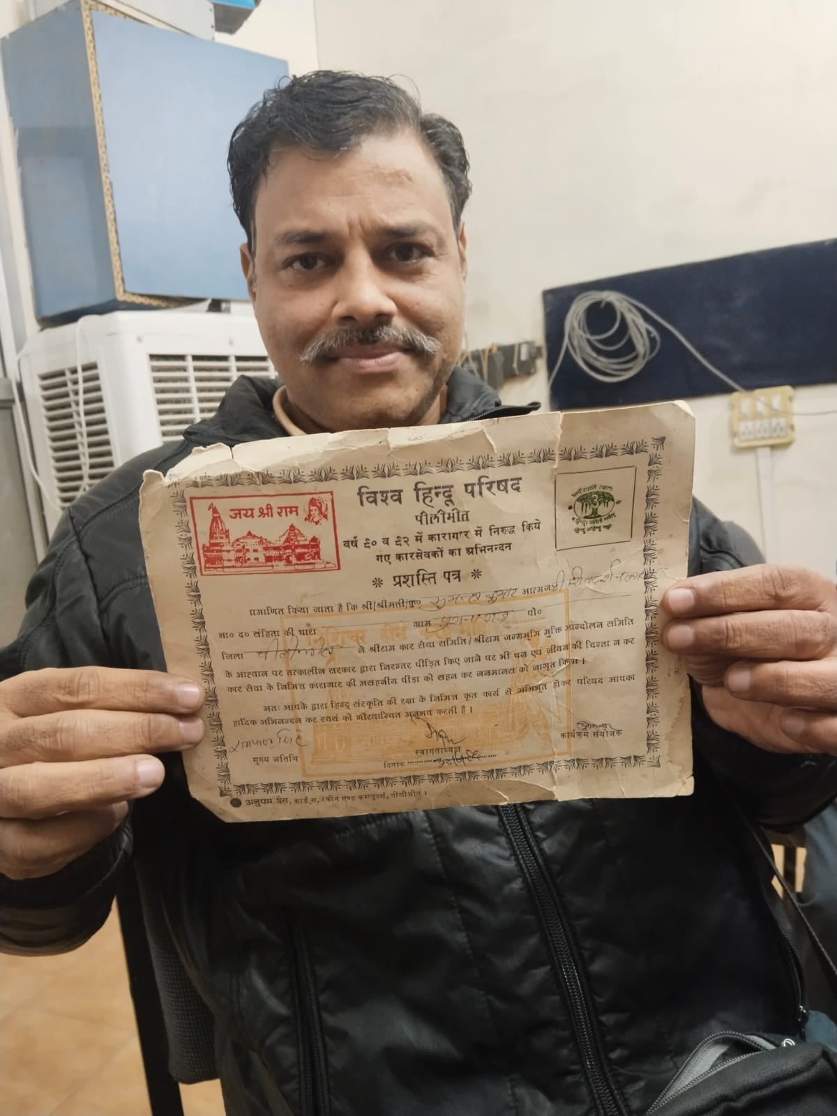 राहगीरों को चाय और बिस्कट बांटती कुमार तनय महिला संगठन की पदाधिकारी । स्रोत - संगठन