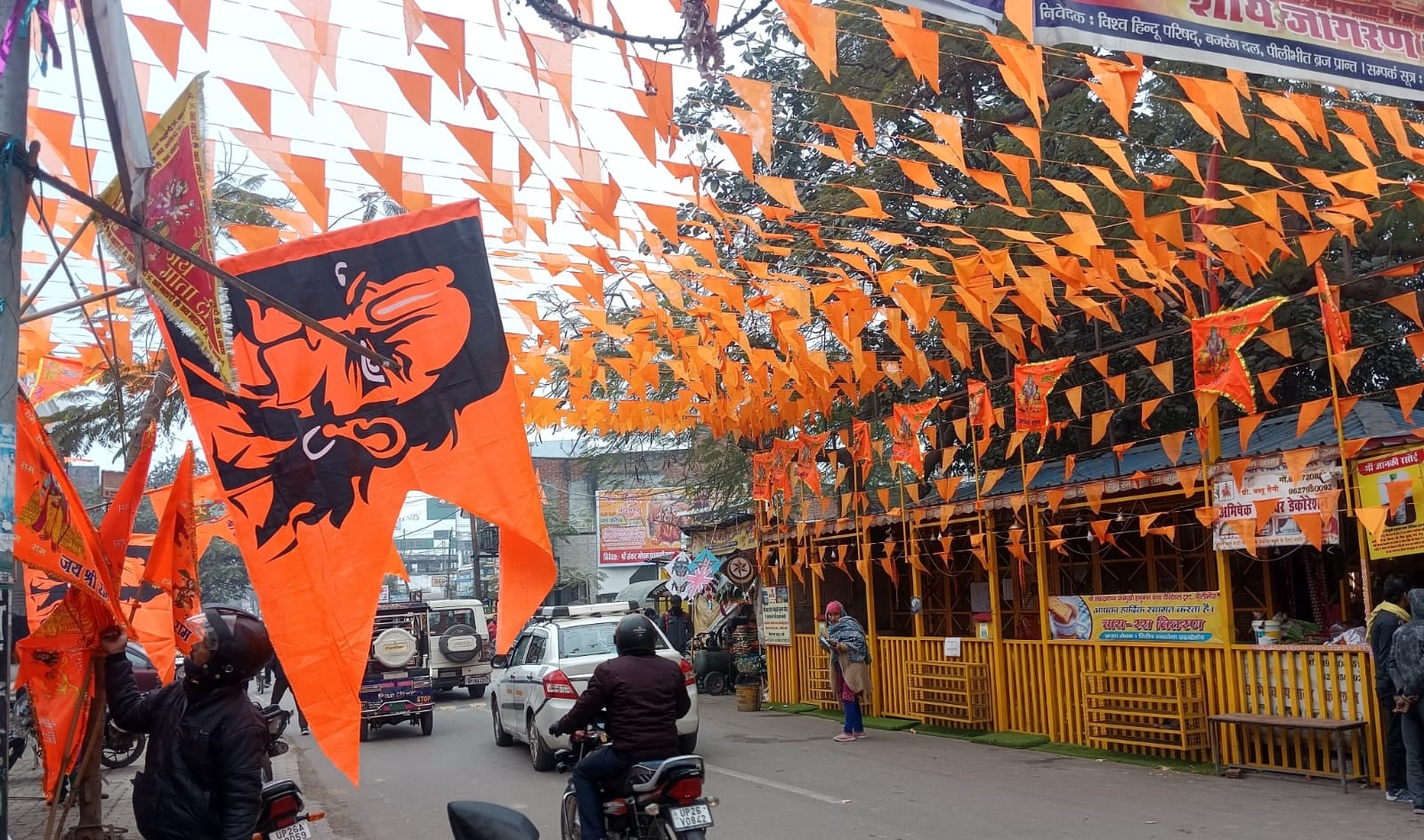 राहगीरों को चाय और बिस्कट बांटती कुमार तनय महिला संगठन की पदाधिकारी । स्रोत - संगठन