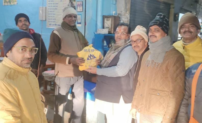 राहगीरों को चाय और बिस्कट बांटती कुमार तनय महिला संगठन की पदाधिकारी । स्रोत - संगठन