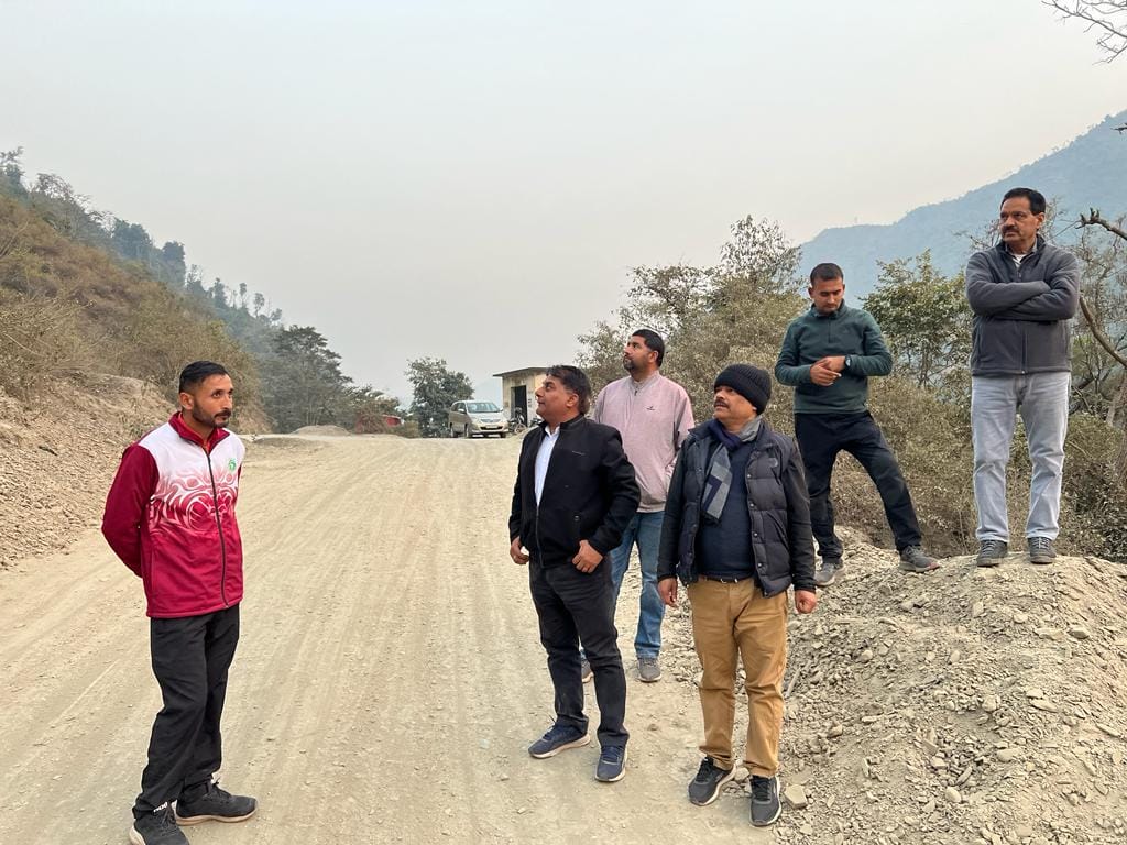 रेणुका जी में रेणुका झील में समाने वाले बरसाती नालों का निरीक्षण करती विशेषज्ञ टीम। संवाद रेणुका जी में रेणुका झील में समाने वाले बरसाती नालों का निरीक्षण करती विशेषज्ञ टीम। संवाद