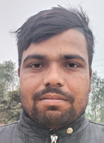 ठंड से बचाने के लिए बच्चे को गर्म कपड़े में लपेट कर ले जाता व्यक्ति। संवाद