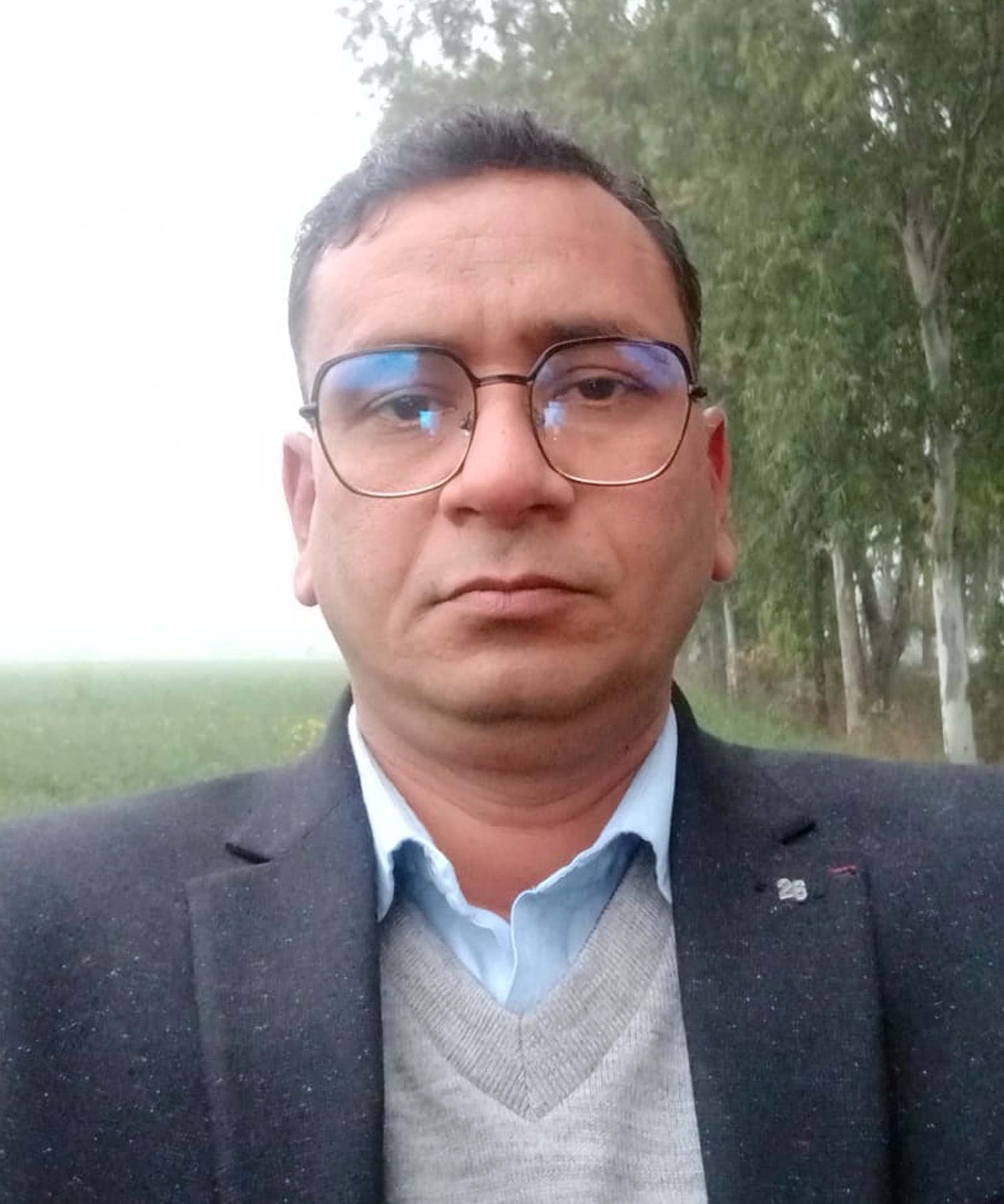 अंबाला सिटी जिला उपायुक्त कार्यालय में सरकार विरोधि नारेबाजी करते पटवार एसोसिएशन के कर्मचारी।