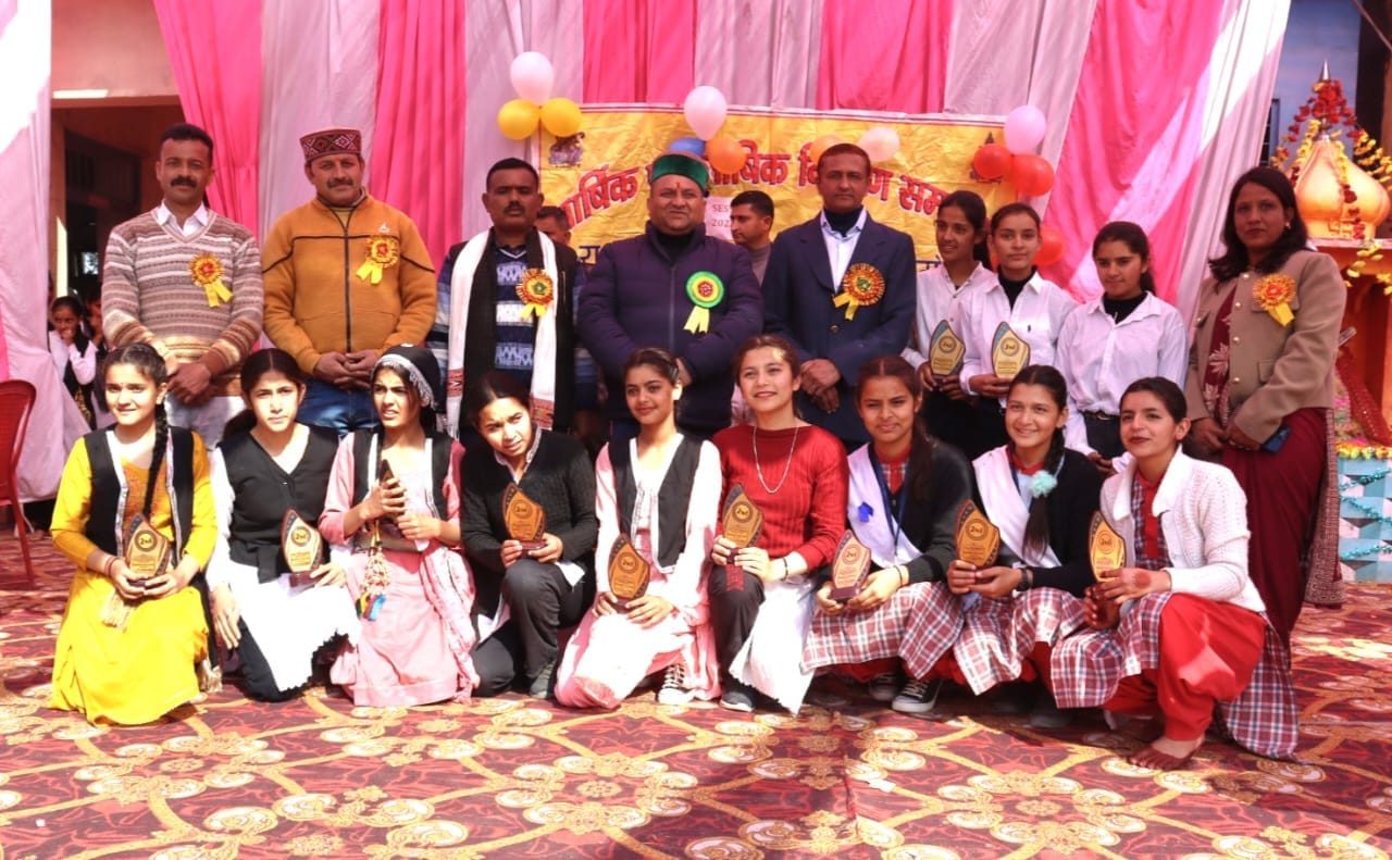 बिरला स्कूल में मेधावी विद्यार्थियों को पुरस्कृत करते विधानसभा उपाध्यक्ष विनय कुमार। संवाद बिरला स्कूल में मेधावी विद्यार्थियों को पुरस्कृत करते विधानसभा उपाध्यक्ष विनय कुमार। संवाद