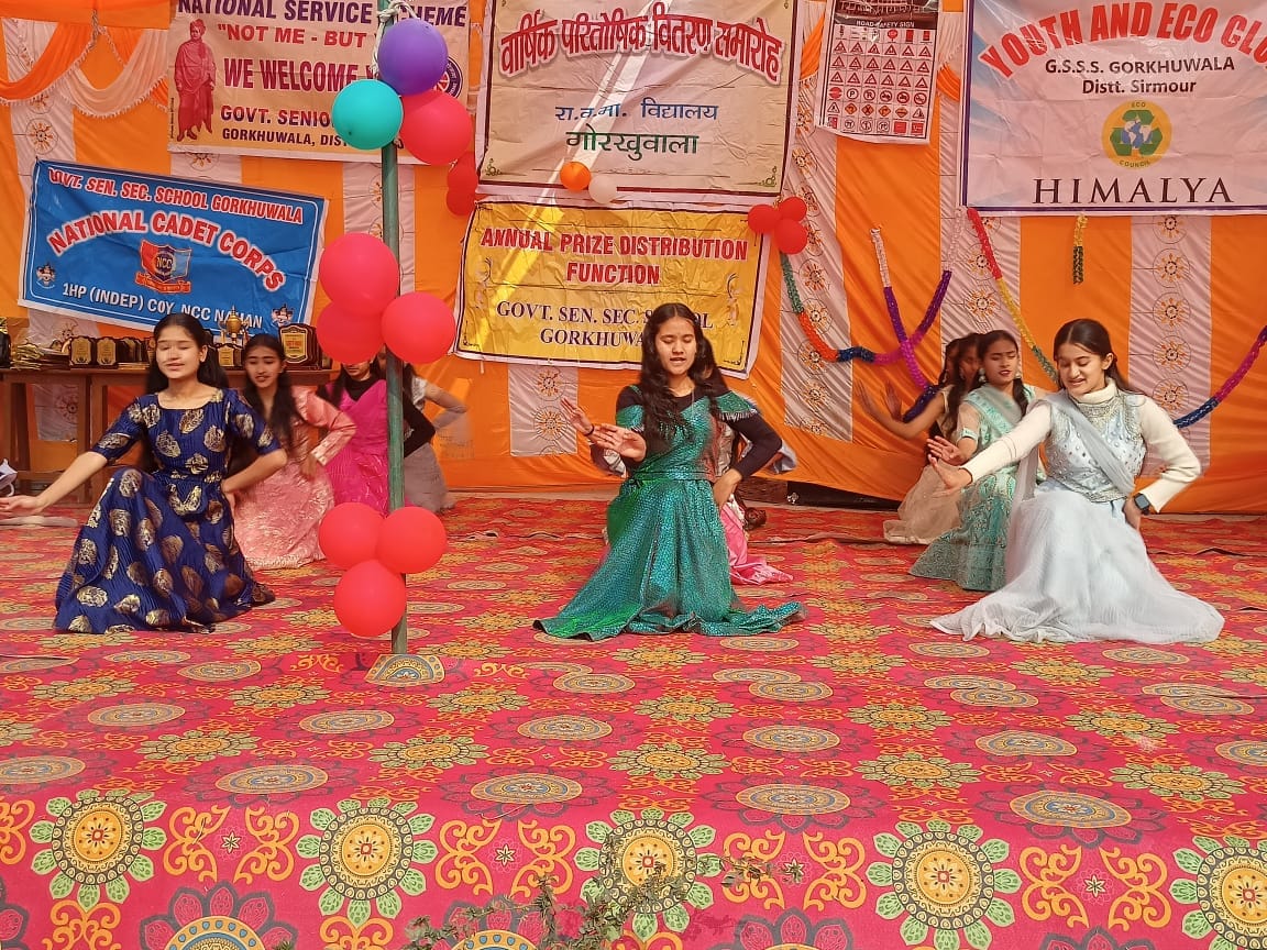 गोरखूवाला स्कूल के वार्षिक समारोह में मेधावी छात्रा को पुरस्कृत करते मुख्यातिथि पूर्व विधायक कि गोरखूवाला स्कूल के वार्षिक समारोह में मेधावी छात्रा को पुरस्कृत करते मुख्यातिथि पूर्व विधायक कि