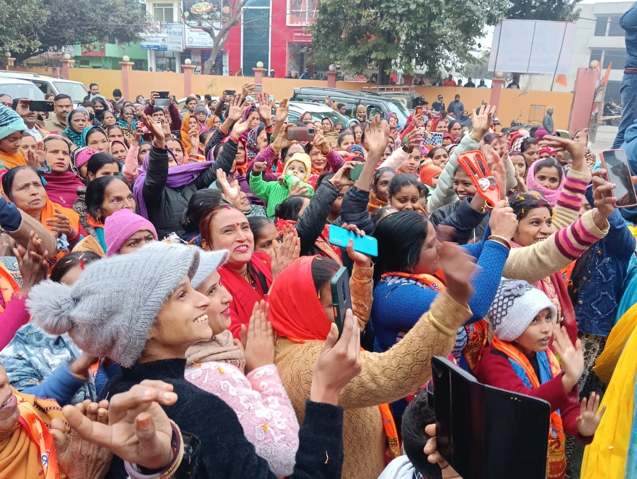 गांधी स्टेडियम परिसर में घोड़ा बग्गी झांकी भ्रमण कार्यक्रम में पूजा करते मुख्यअतिथि व मौजूद न गांधी स्टेडियम परिसर में घोड़ा बग्गी झांकी भ्रमण कार्यक्रम में पूजा करते मुख्यअतिथि व मौजूद न