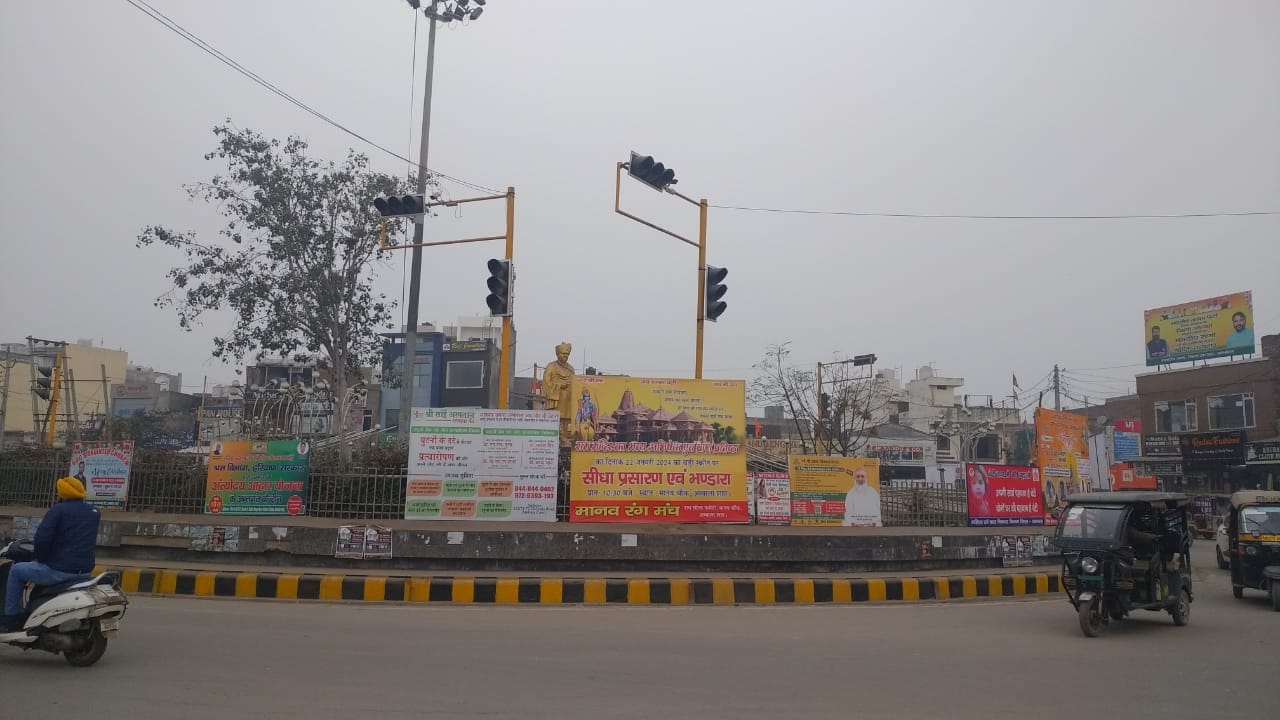 शहर के अग्रसेन चौक के पास पार्क की दीवार की तरफ लगे अवैध होर्डिंग। शहर के अग्रसेन चौक के पास पार्क की दीवार की तरफ लगे अवैध होर्डिंग।