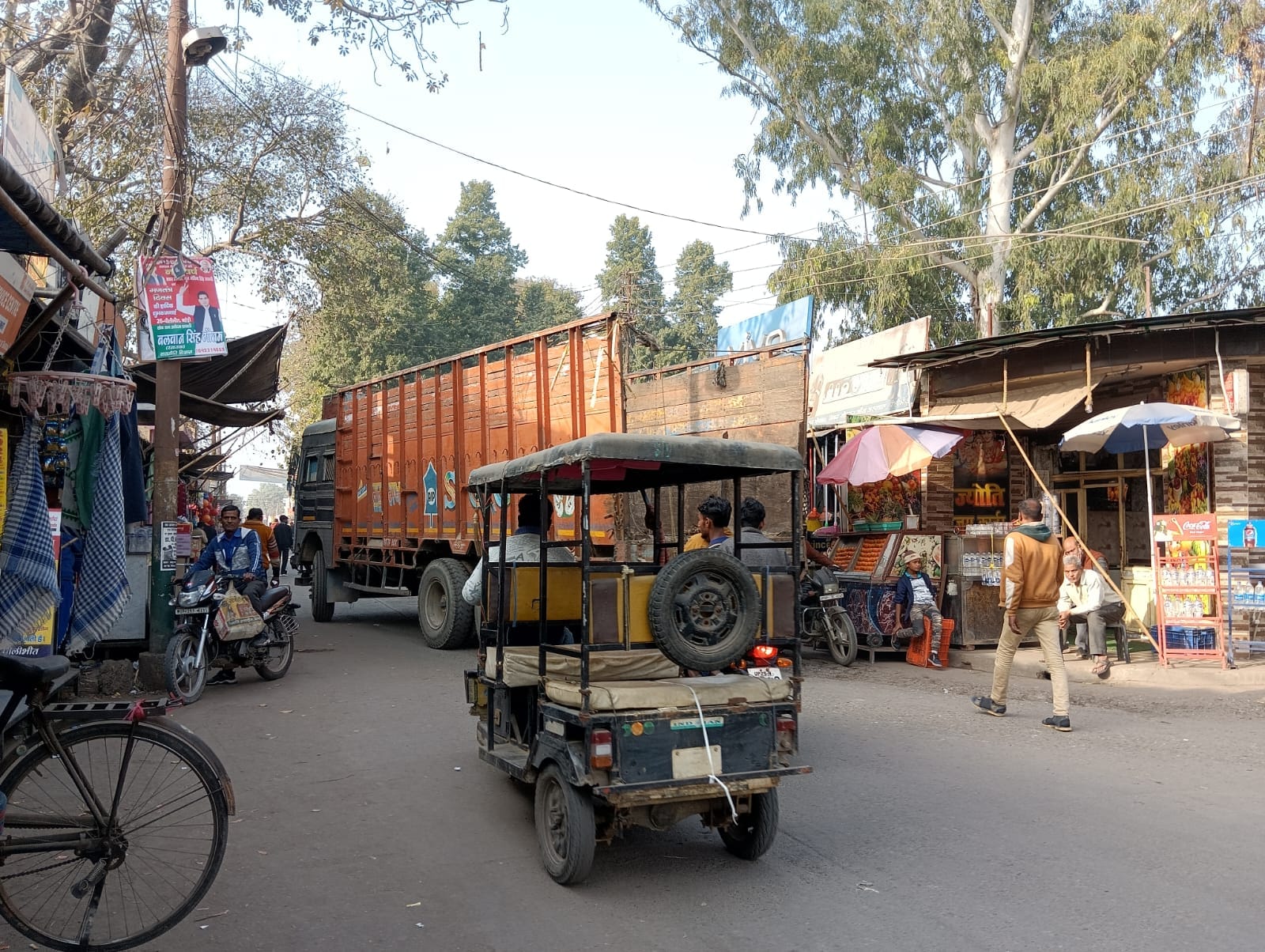 शहर के गौंहनिया चौराहे से गुजरते गन्ना लदे ट्रक । संवाद