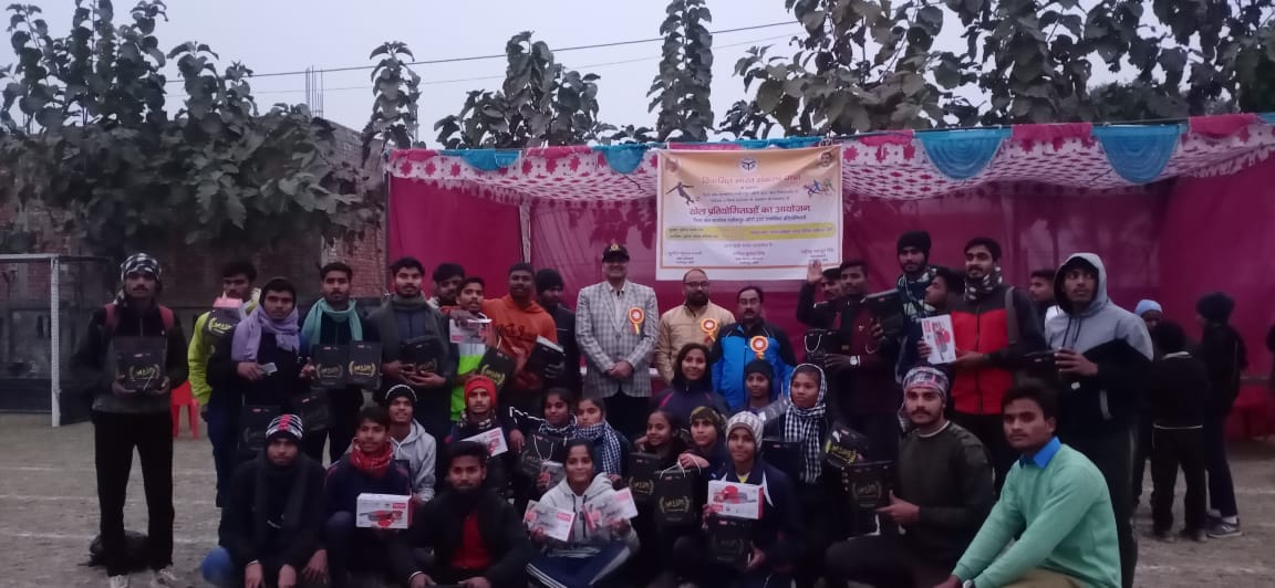 दौड़ प्रतियोगिता के लिए तैयार खड़े खिलाड़ी- स्रोत खेल विभाग दौड़ प्रतियोगिता के लिए तैयार खड़े खिलाड़ी- स्रोत खेल विभाग