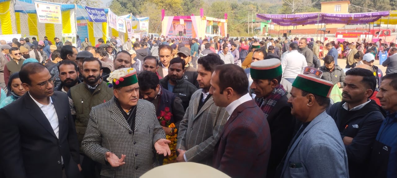 विधानसभा अध्यक्ष कुलदीप सिंह पठानिया को अपनी मांग बारे अवगत करवाता बुजुर्ग। स्त्रोंत-संवाद।