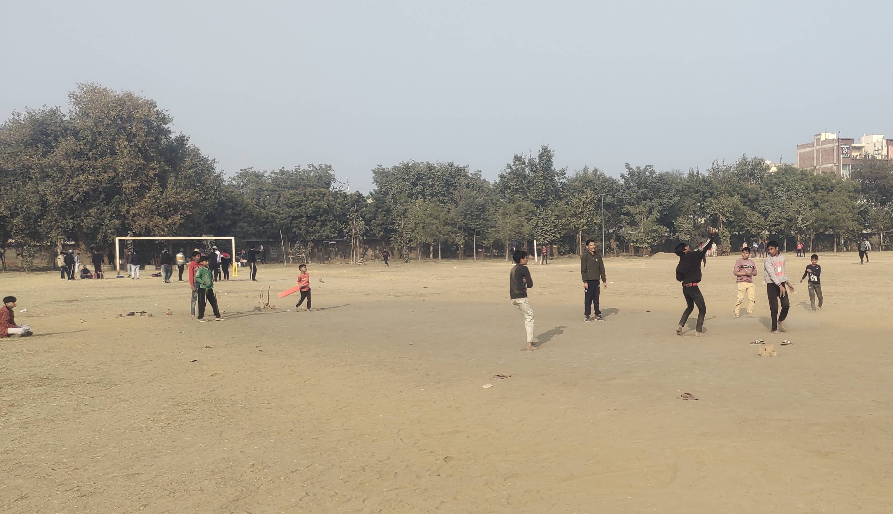 -फोटो 53 : रेलवे रोड स्थित शहीद ब्रिगेडियर होशियार सिंह स्टेडियम में धूप खिलने के बाद खेलते बच्