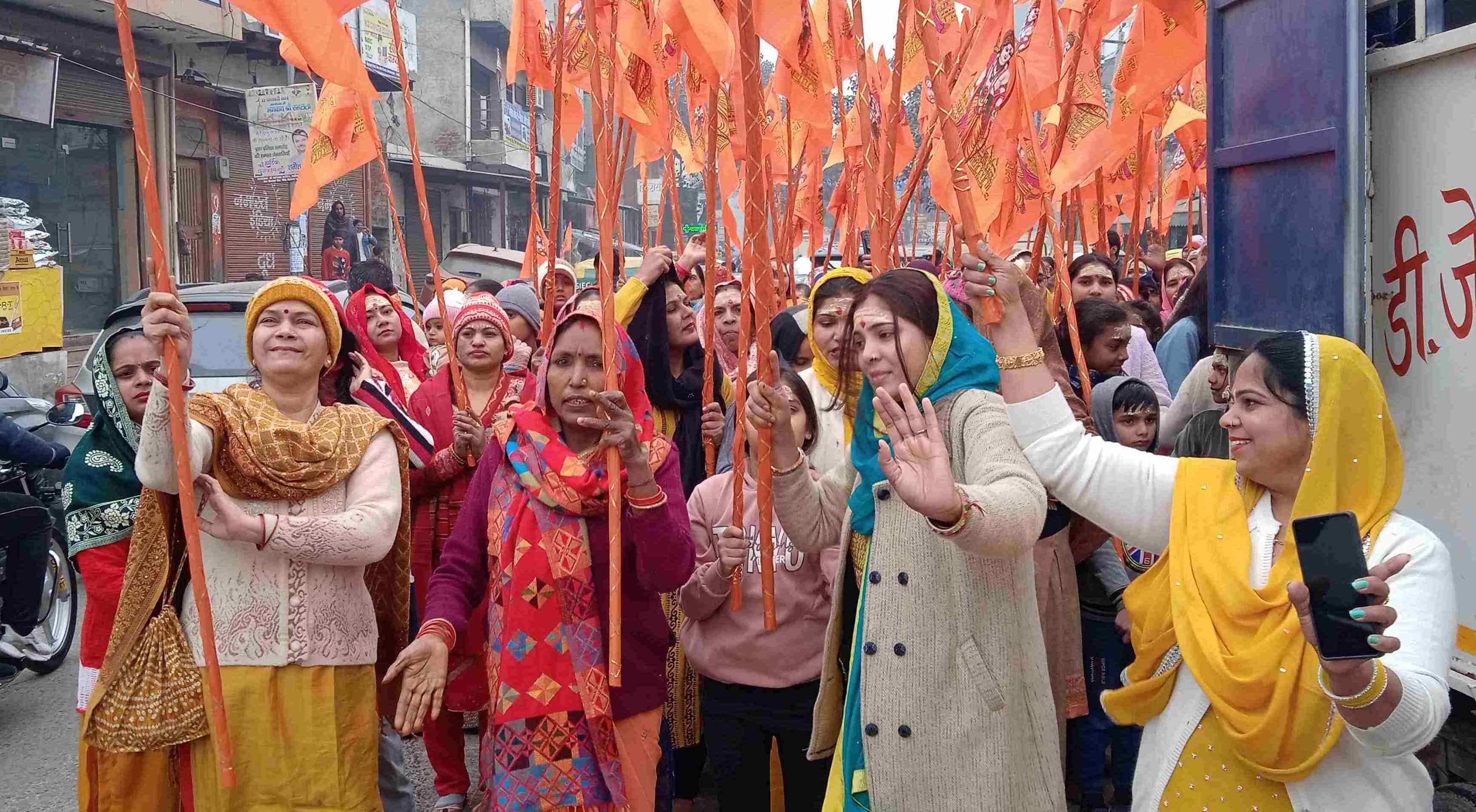 हरी नगर से निकली रामरथ शोभा यात्रा में शामिल श्रद्धालु। हरी नगर से निकली रामरथ शोभा यात्रा में शामिल श्रद्धालु।