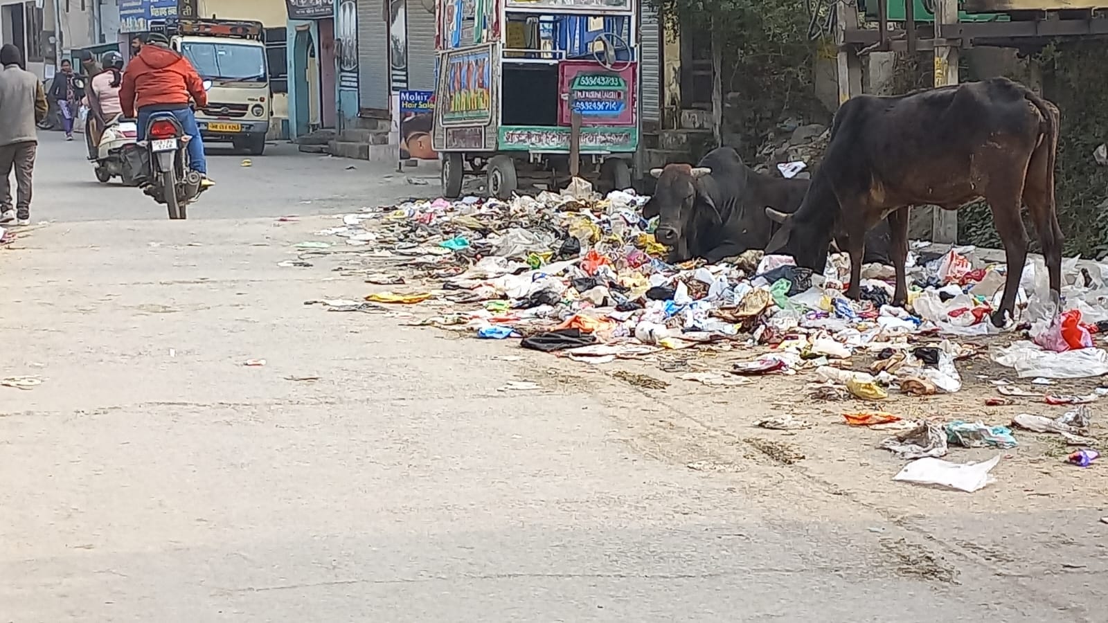 कुरुक्षेत्र। नगरपरिषद परिसर में धरने पर बैठे सफाई कर्मचारी। संवाद कुरुक्षेत्र। नगरपरिषद परिसर में धरने पर बैठे सफाई कर्मचारी। संवाद