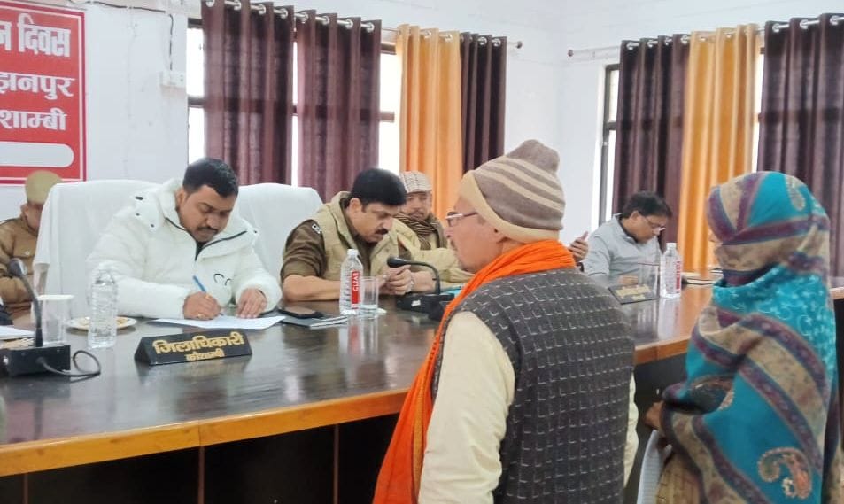 मंझनपुर तहसील दिवस में कोटेदार के खिलाफ शिकायत करने आए फरीदपुर संवरो गांव के ग्रामीण। मंझनपुर तहसील दिवस में कोटेदार के खिलाफ शिकायत करने आए फरीदपुर संवरो गांव के ग्रामीण।