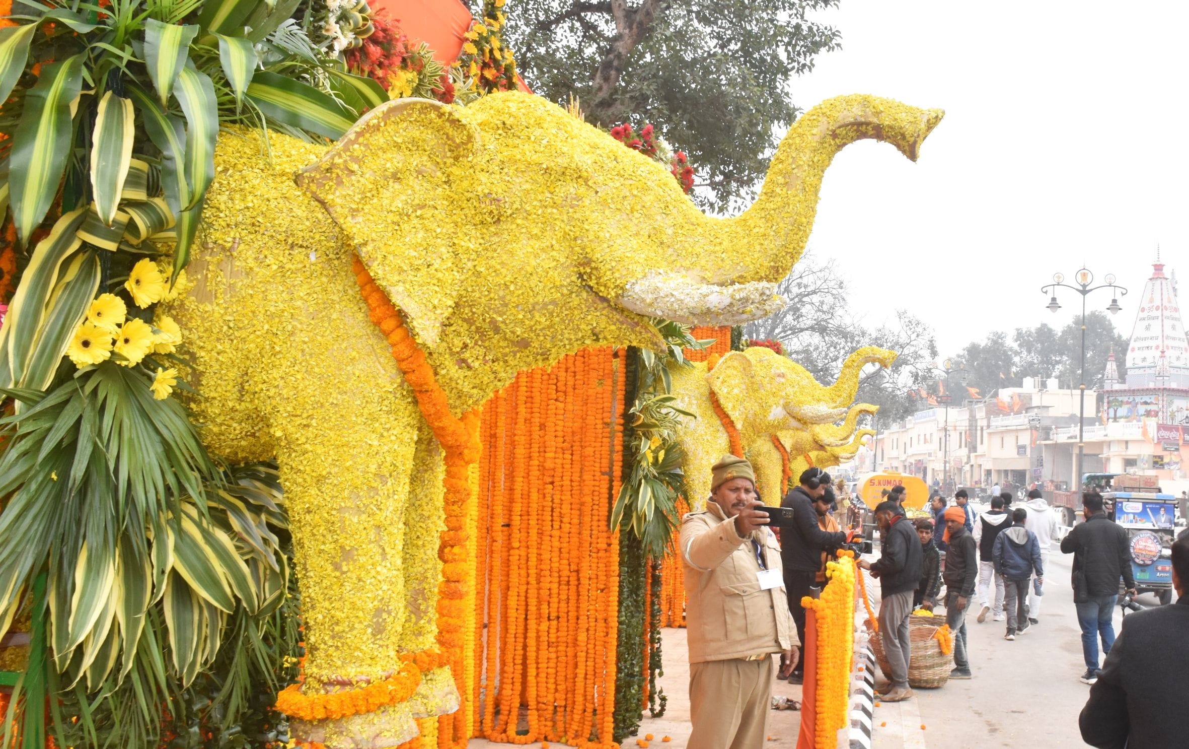 रामजन्मभूमि गेट नंबर तीन को फूलों से सजाया गया।