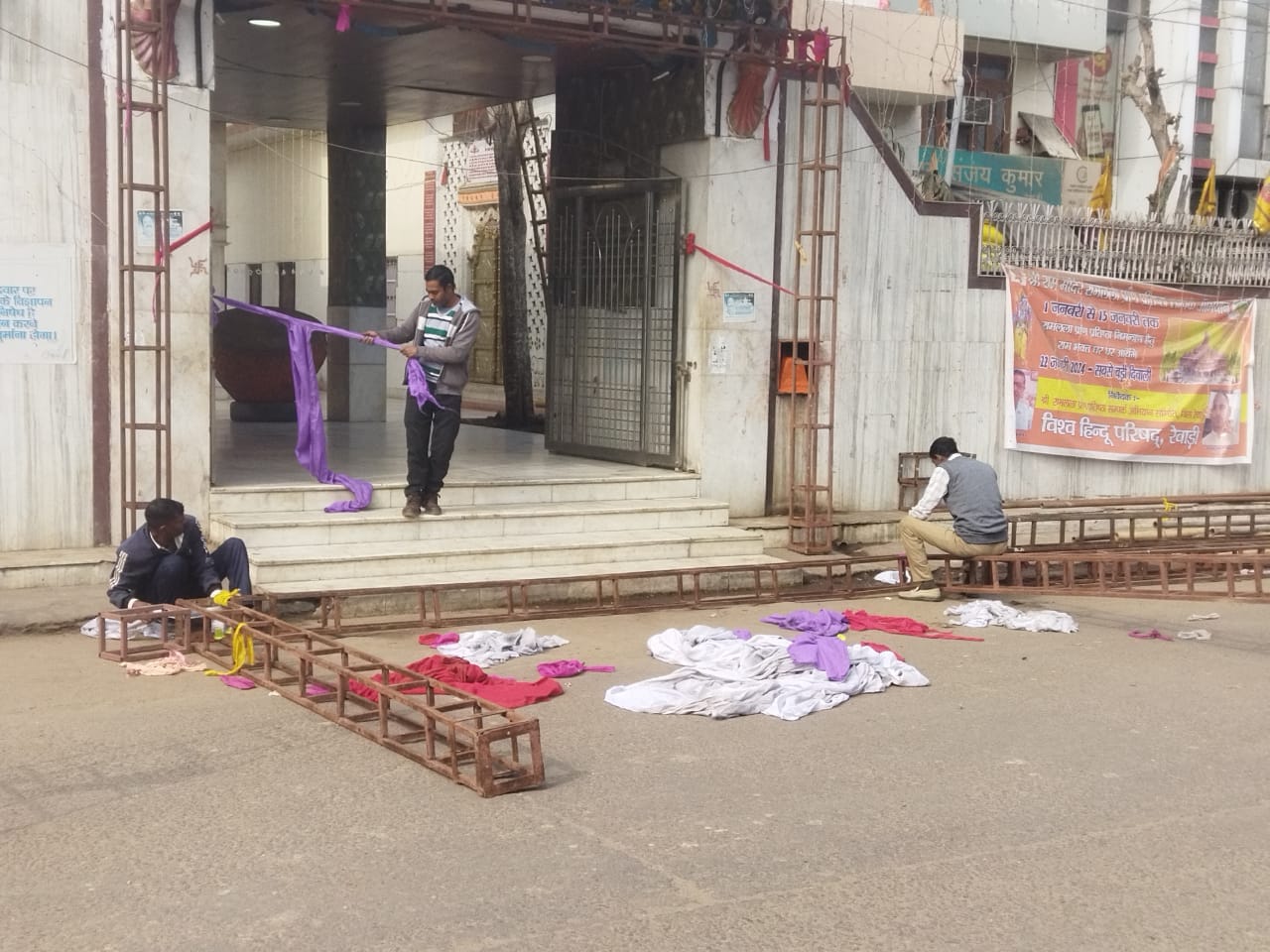 रेवाड़ी। रामायण की पुस्तक बांटते हुए। संवाद