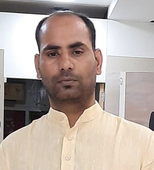 रेवाड़ी। रामायण की पुस्तक बांटते हुए। संवाद