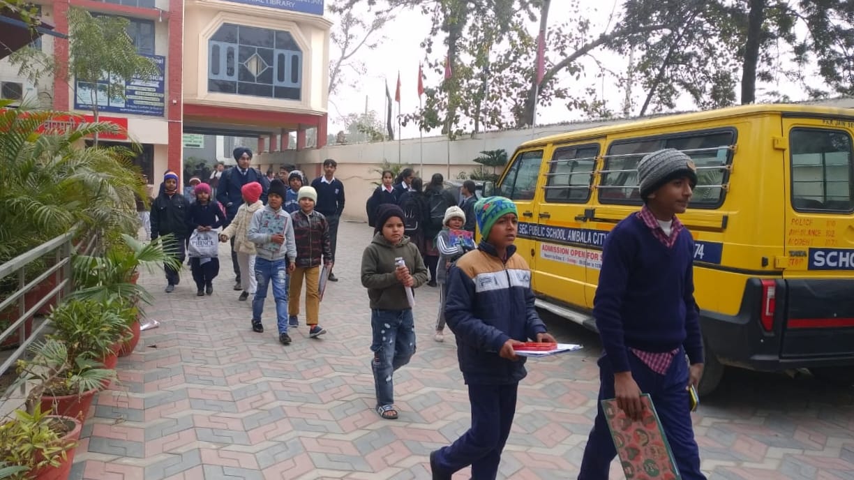 शहर के पीकेआर जैन गर्ल्स स्कूल से नवोदय विद्यालय की परीक्षा देने के बाद बाहर आते हुए परीक्षार्थ शहर के पीकेआर जैन गर्ल्स स्कूल से नवोदय विद्यालय की परीक्षा देने के बाद बाहर आते हुए परीक्षार्थ