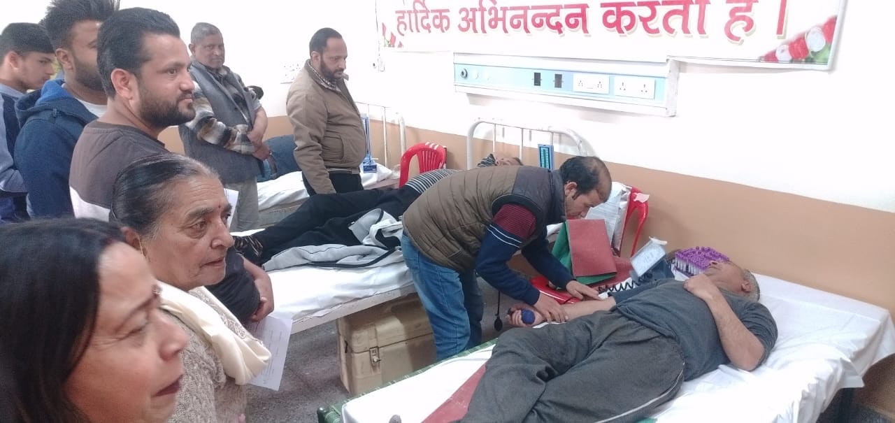 ददाहू अस्पताल में रक्तदान करने के लिए पंजीकरण करवाते लोग। संवाद