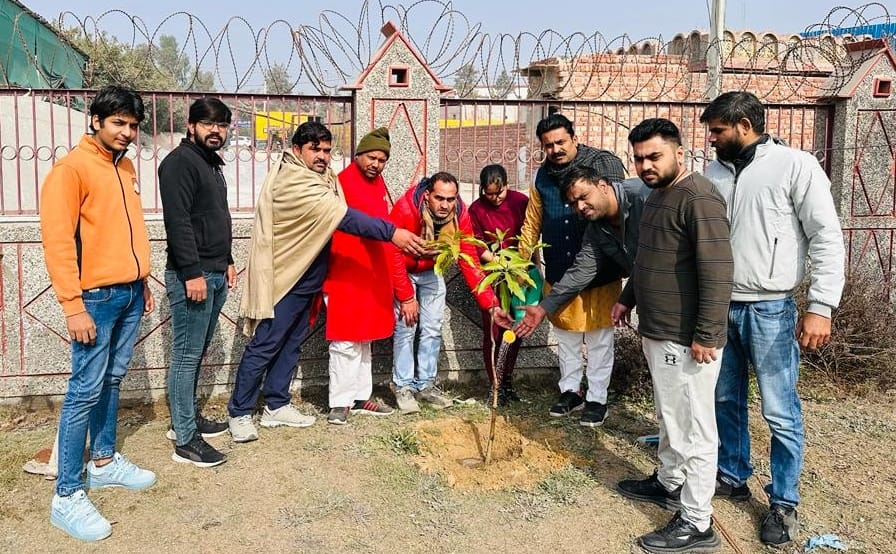 22सीटीके08.... फ्रेंड्स कॉलोनी स्थित प्रेम मंदिर में पौधरोपण करते राष्ट्रीय आजाद युवा आग्रोनाई 22सीटीके08.... फ्रेंड्स कॉलोनी स्थित प्रेम मंदिर में पौधरोपण करते राष्ट्रीय आजाद युवा आग्रोनाई
