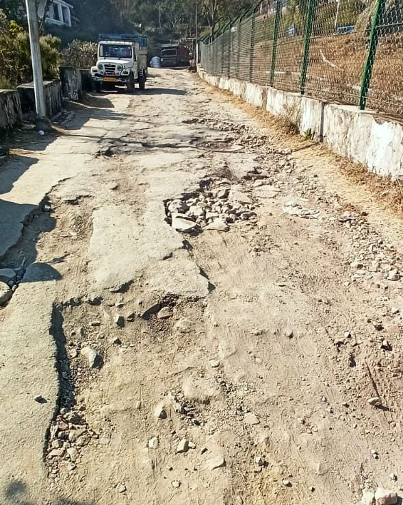 गड़खल-कसौली मार्ग की खस्ताहालत। संवाद