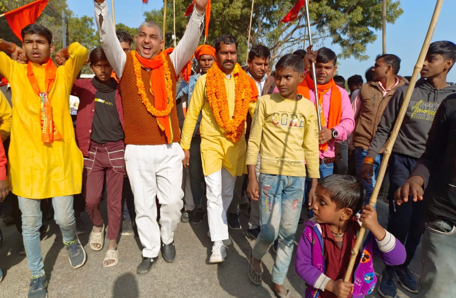 पश्चिम शरीरा कस्बे में श्रीराम जी की शोभा यात्रा निकालते भक्त। संवाद पश्चिम शरीरा कस्बे में श्रीराम जी की शोभा यात्रा निकालते भक्त। संवाद