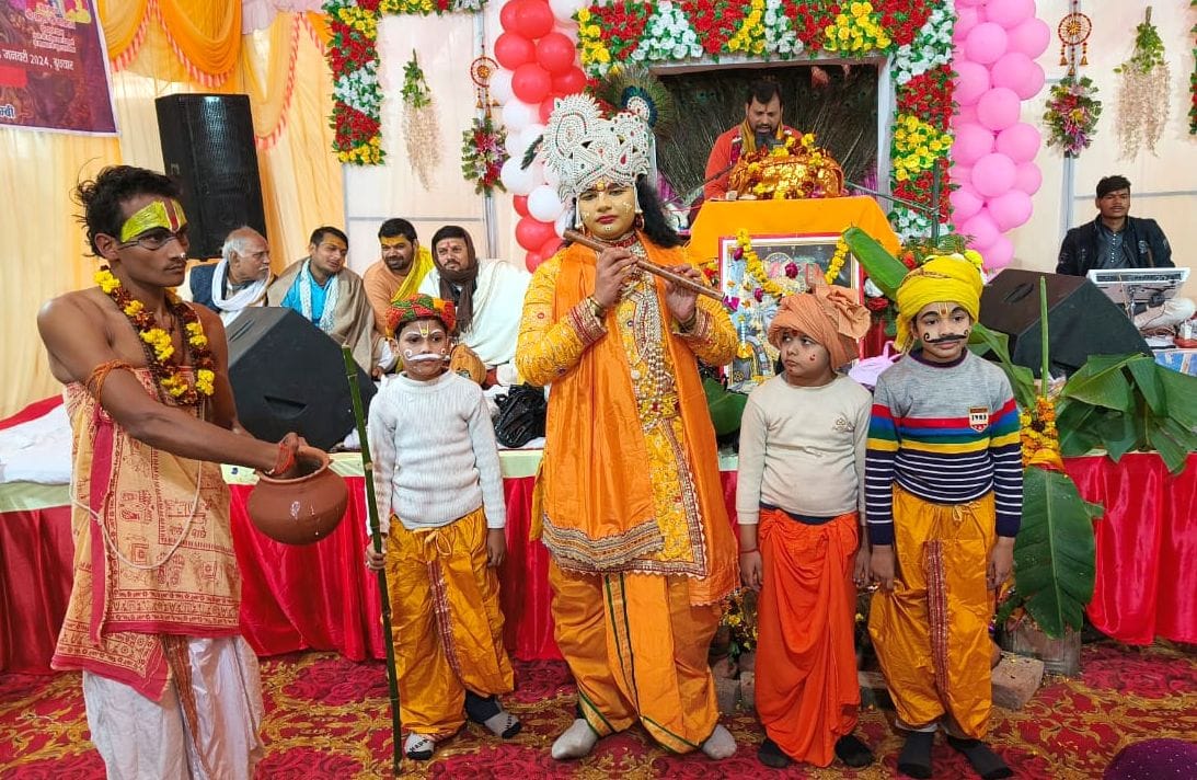 पश्चिम शरीरा कस्बे में श्रीराम जी की शोभा यात्रा निकालते भक्त। संवाद पश्चिम शरीरा कस्बे में श्रीराम जी की शोभा यात्रा निकालते भक्त। संवाद