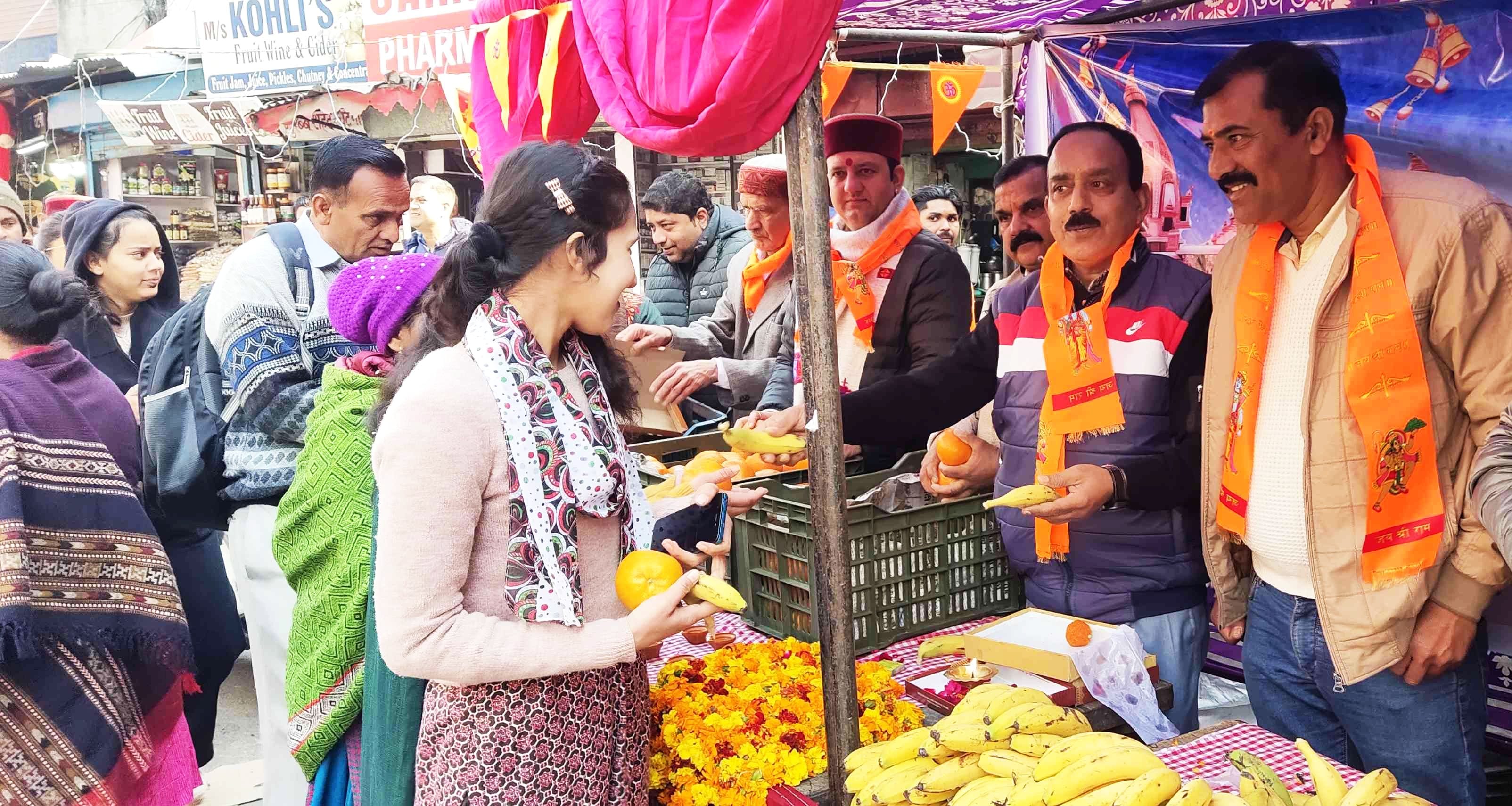 सोलन मे भंडारा ग्रहण करने के लिए कतार में खड़े लोग। संवाद सोलन मे भंडारा ग्रहण करने के लिए कतार में खड़े लोग। संवाद