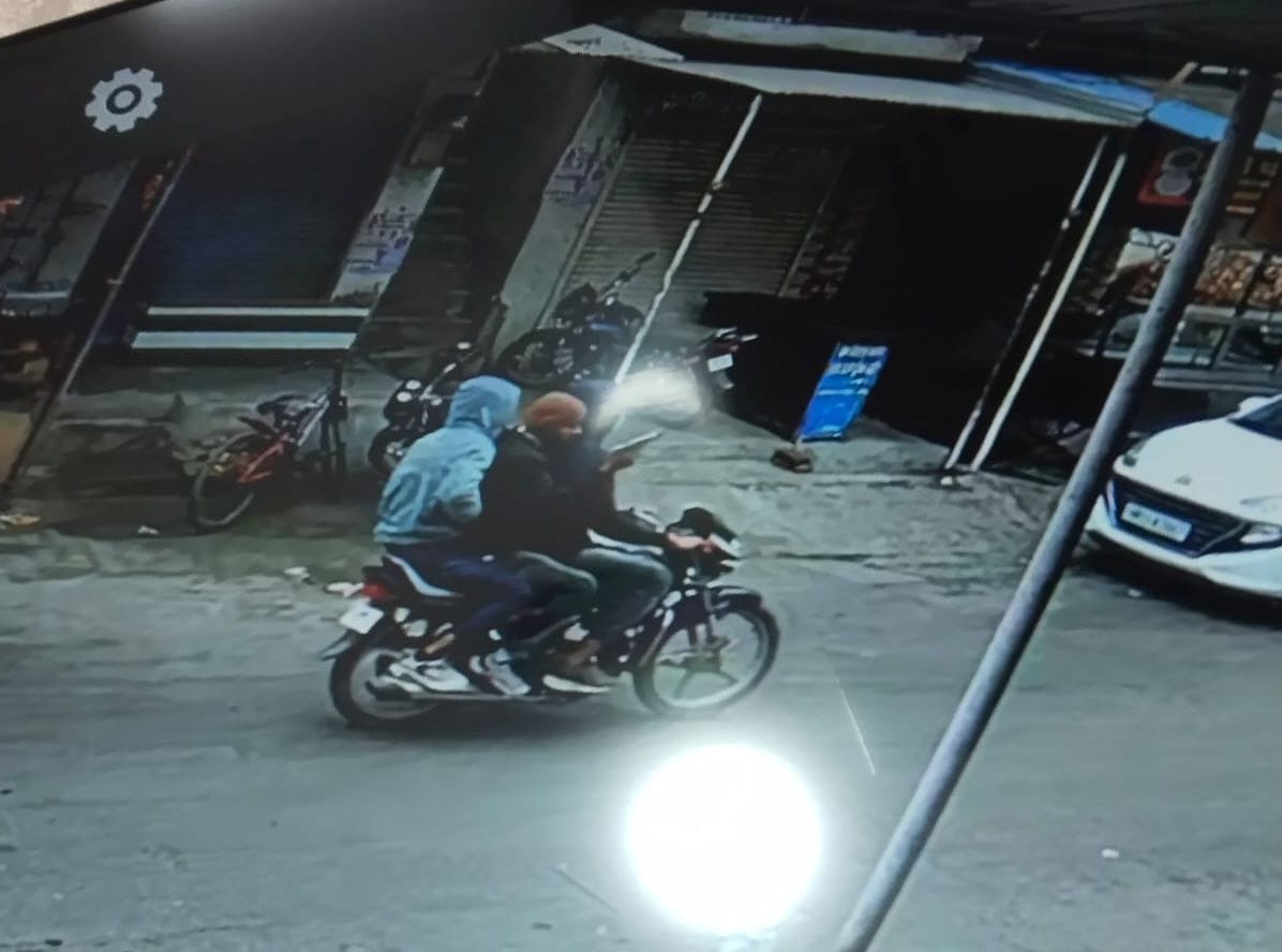सोनीपत के गोहाना में मातूराम मिष्ठान भंडार पर फायरिंग की घटना के बाद काउंटर में गोली लगने के ब सोनीपत के गोहाना में मातूराम मिष्ठान भंडार पर फायरिंग की घटना के बाद काउंटर में गोली लगने के ब