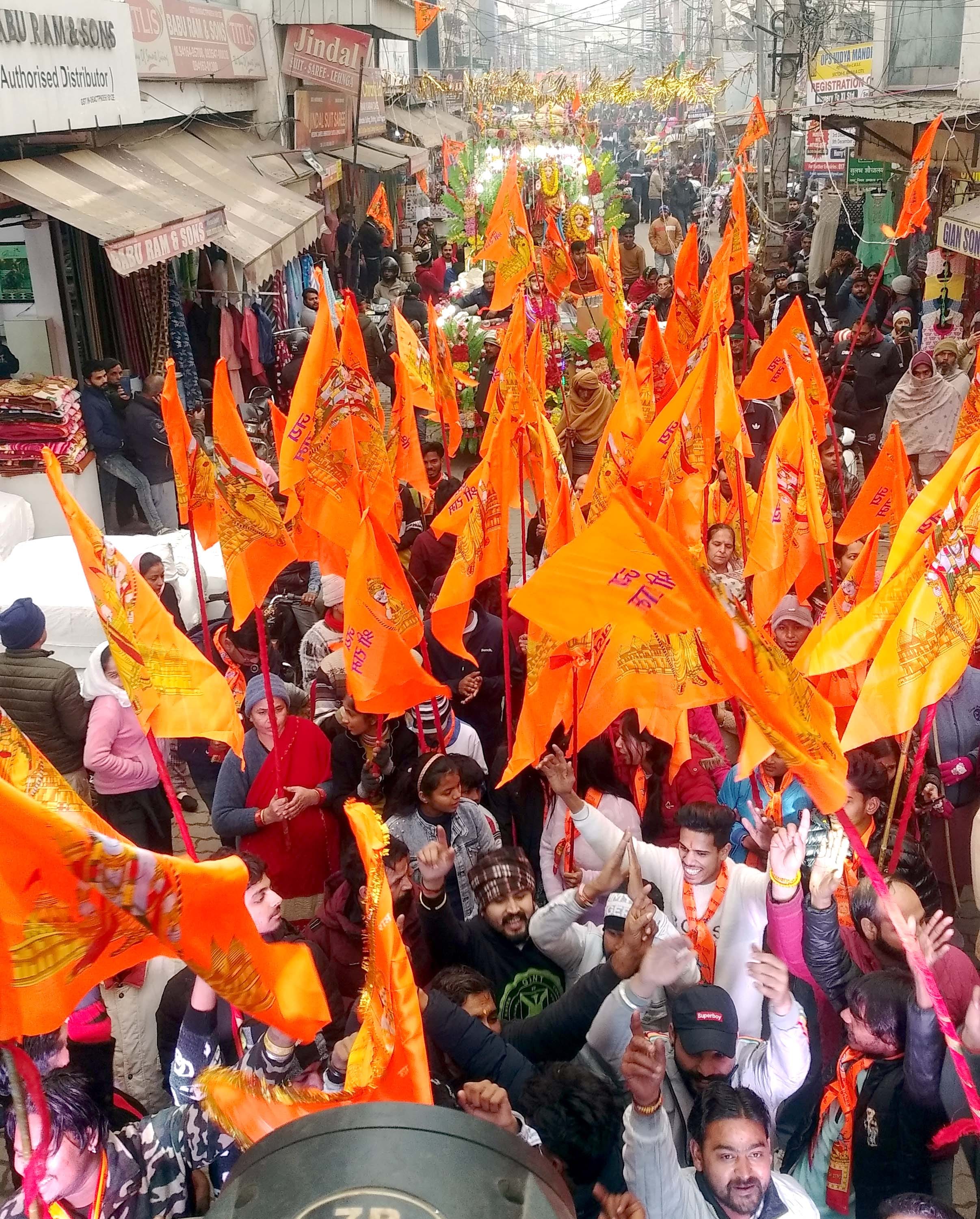 सिटी में निकाली गई शोभायात्रा के दौरान भगवान श्रीराम दरबार पालकी पर नतमस्तक होकर प्रसाद ग्रहण क सिटी में निकाली गई शोभायात्रा के दौरान भगवान श्रीराम दरबार पालकी पर नतमस्तक होकर प्रसाद ग्रहण क