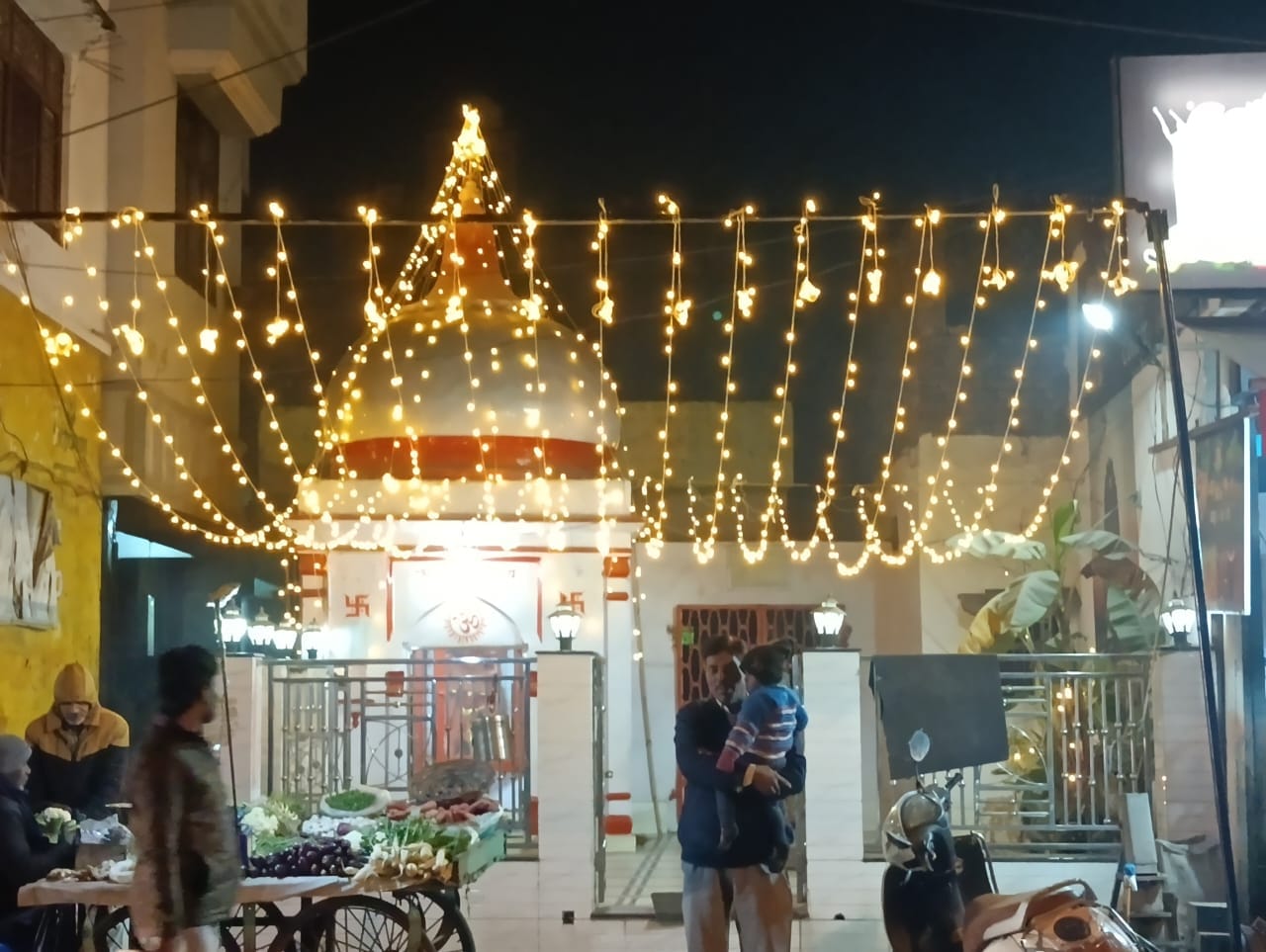शहर के अद्धनारीश्वर मंदिर पर की गई सजावट । संवाद शहर के अद्धनारीश्वर मंदिर पर की गई सजावट । संवाद