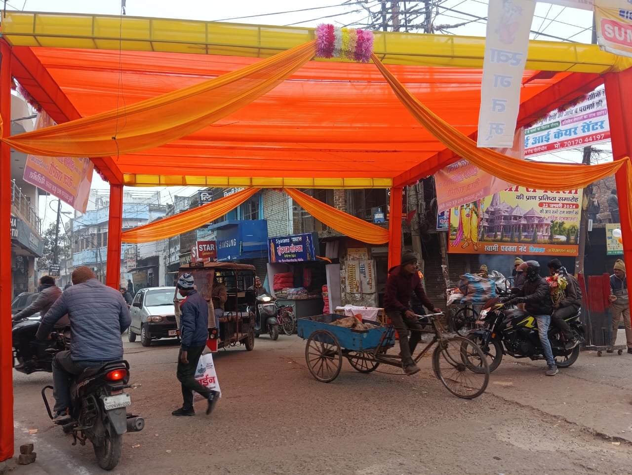 शहर के अद्धनारीश्वर मंदिर पर की गई सजावट । संवाद शहर के अद्धनारीश्वर मंदिर पर की गई सजावट । संवाद
